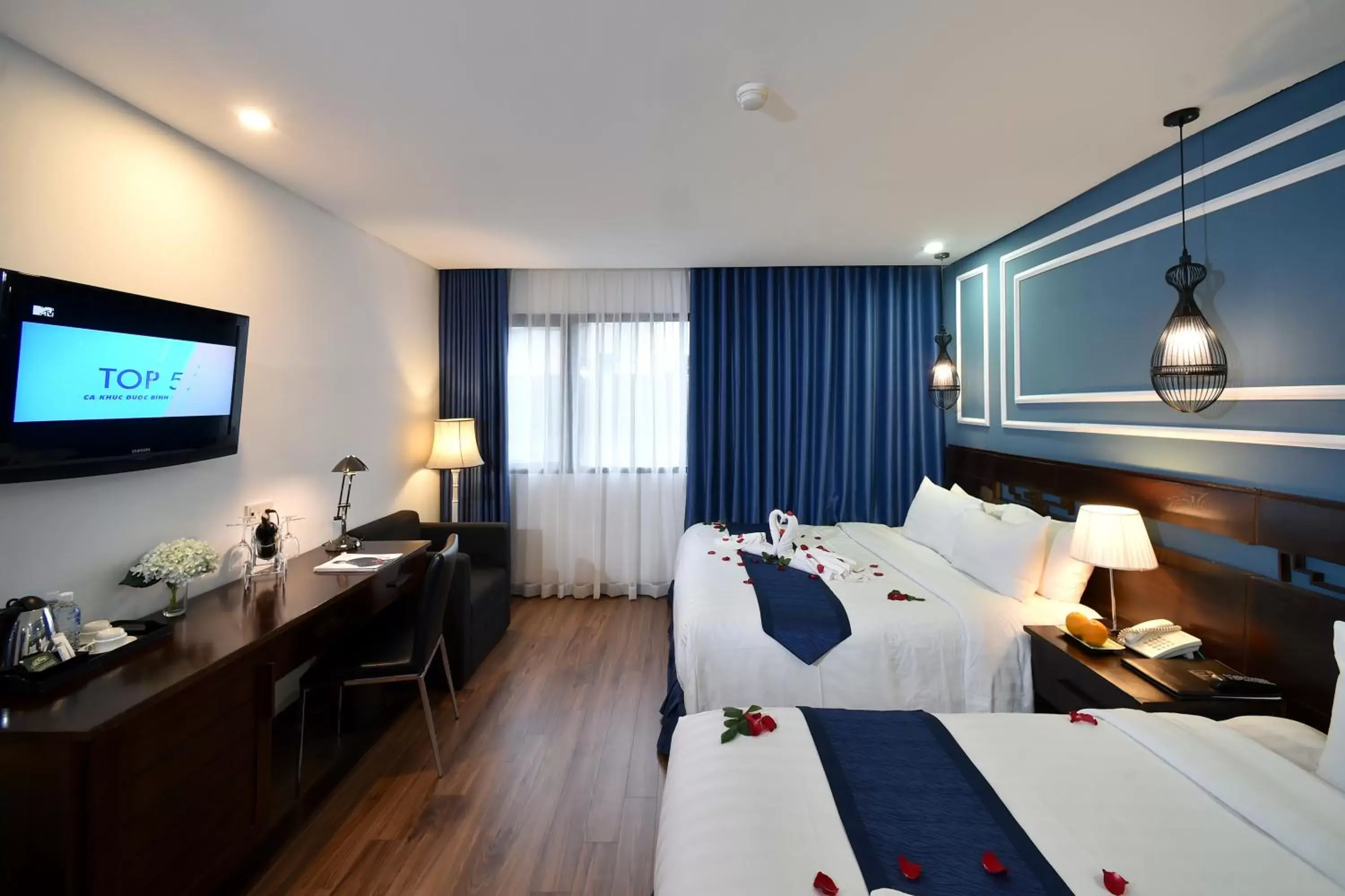 Bed, TV/Entertainment Center in Hanoi Eternity Hotel