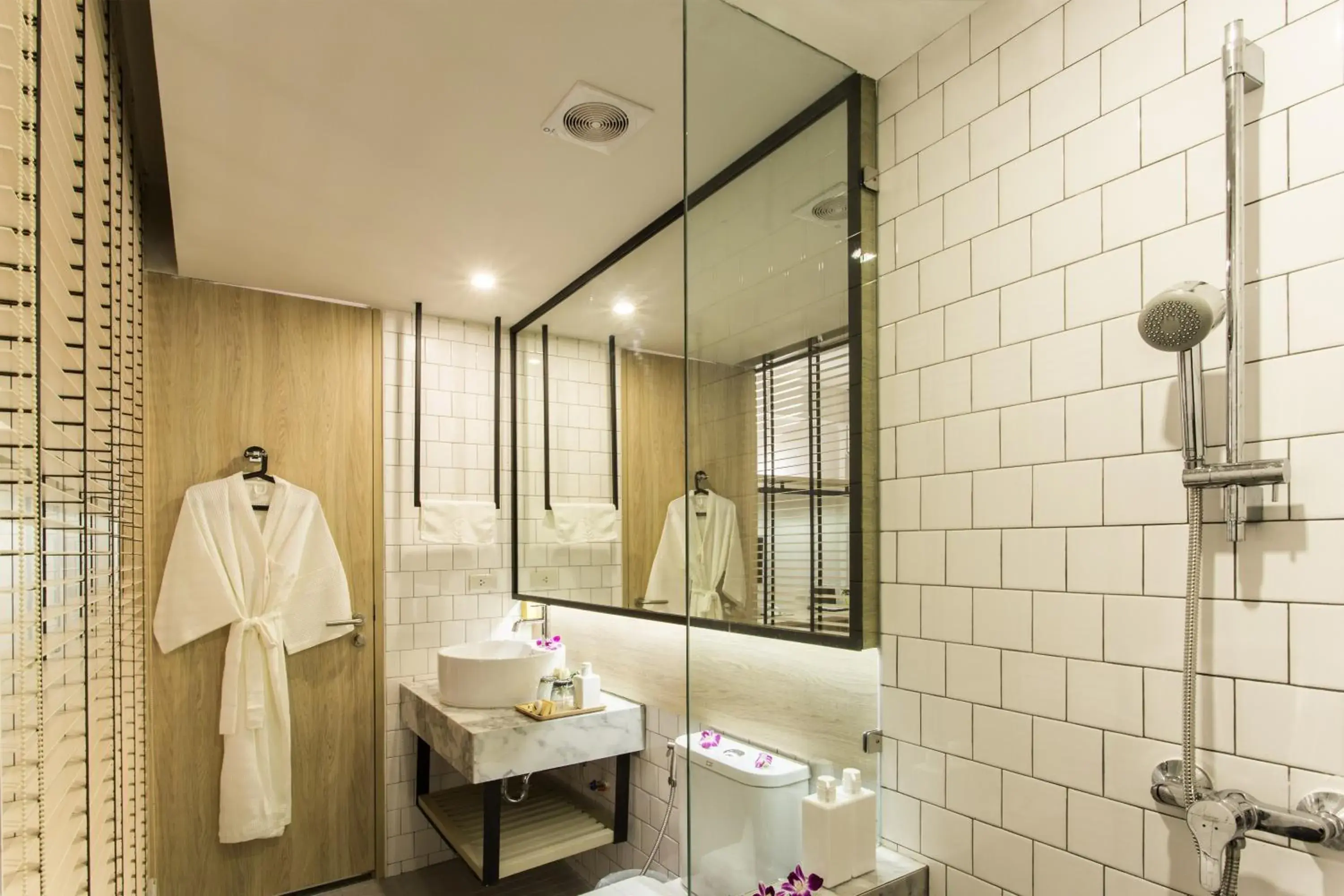 Shower, Bathroom in Snoozz Hotel