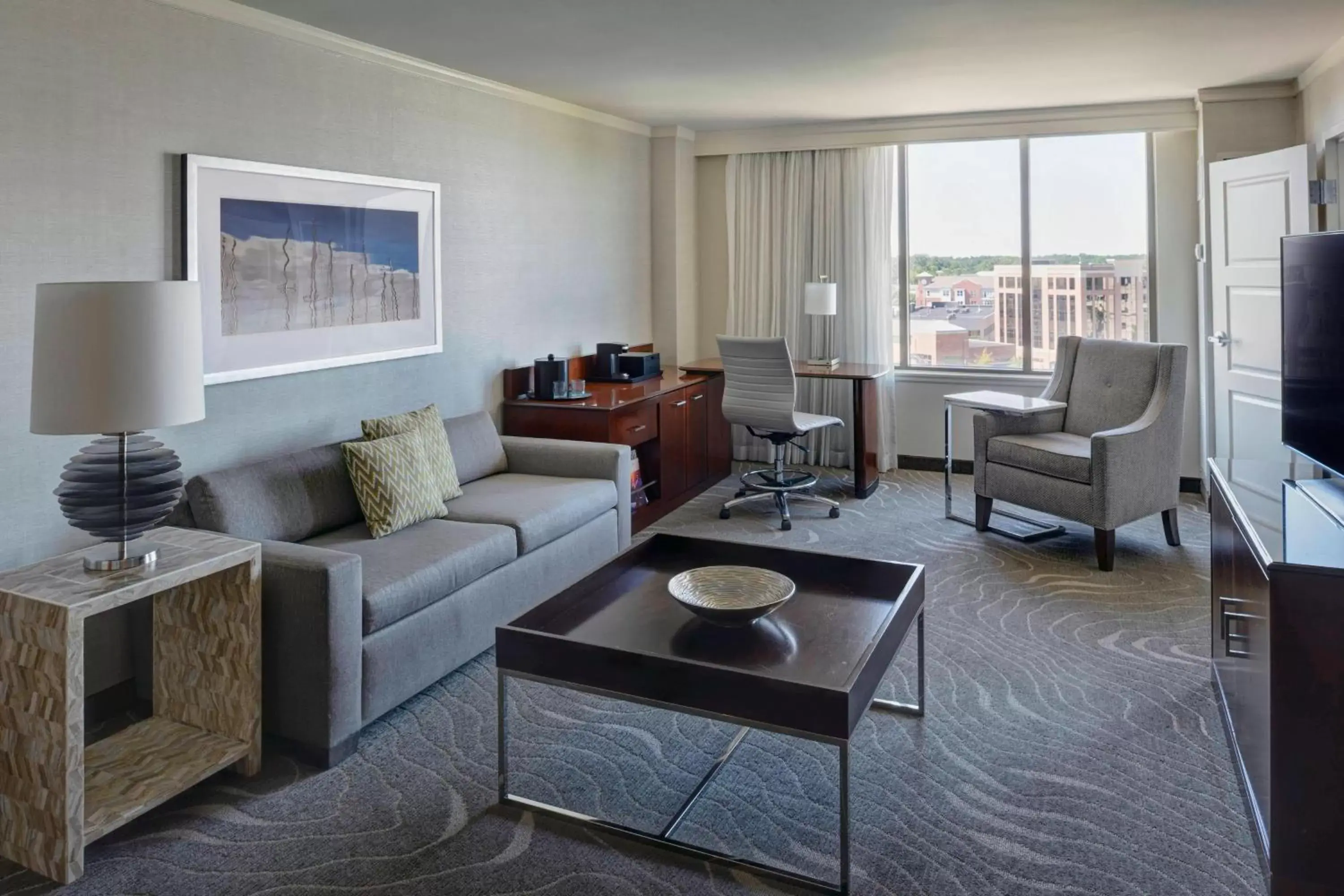 Living room, Seating Area in Newport News Marriott at City Center