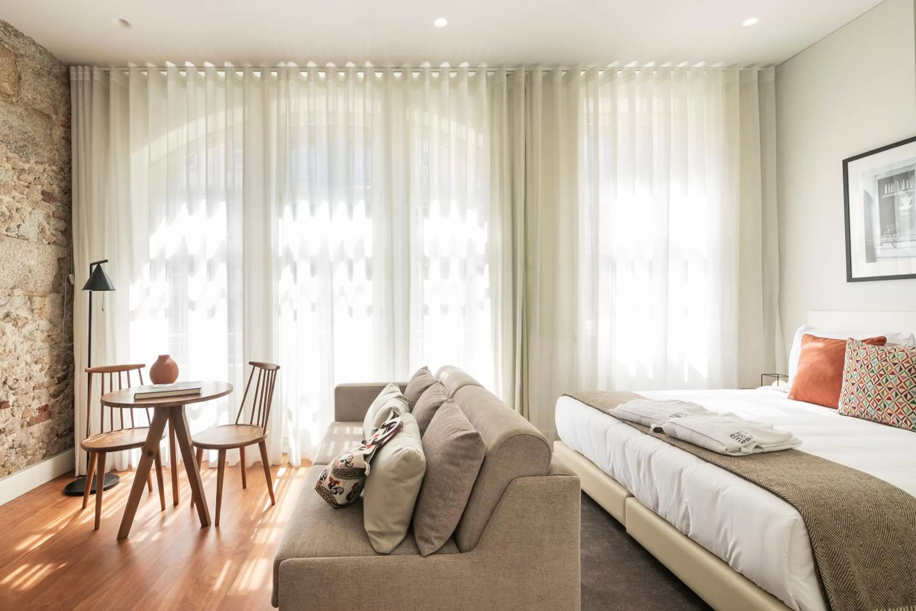 Photo of the whole room, Bed in Porto River Infante