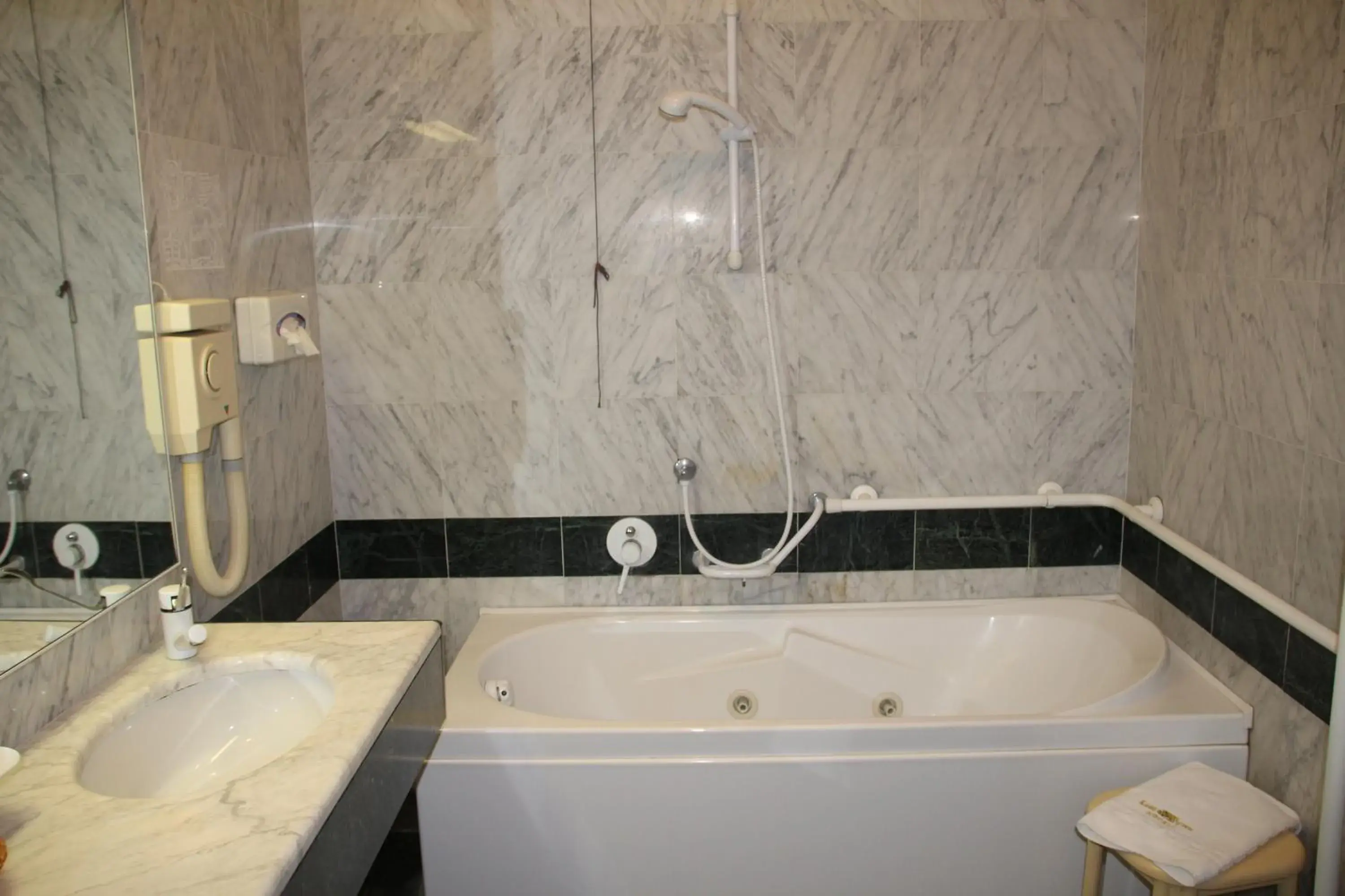 Hot Tub, Bathroom in Park Hotel Villa Leon d'Oro