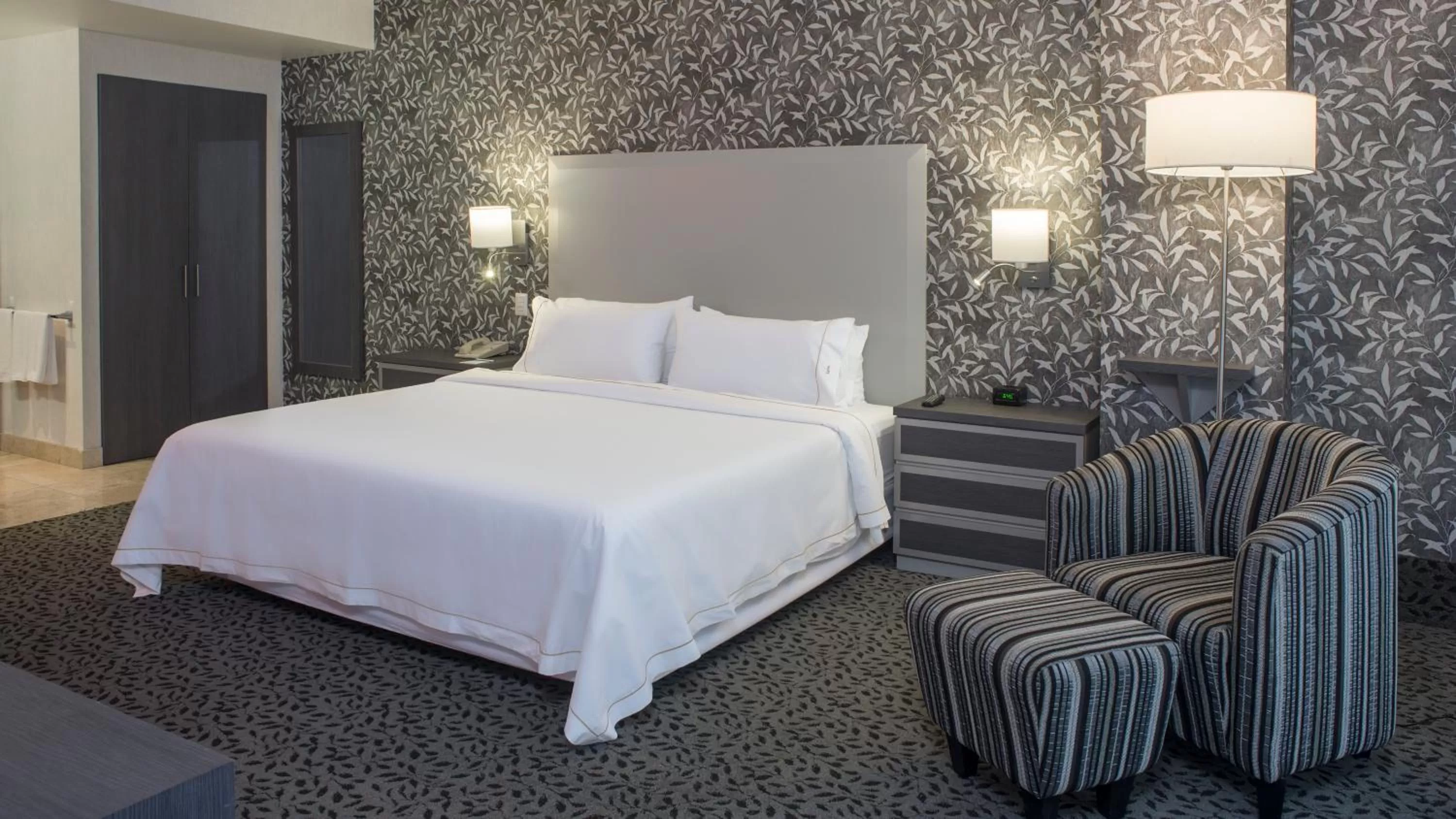 Photo of the whole room, Bed in Holiday Inn Express & Suites Queretaro by IHG