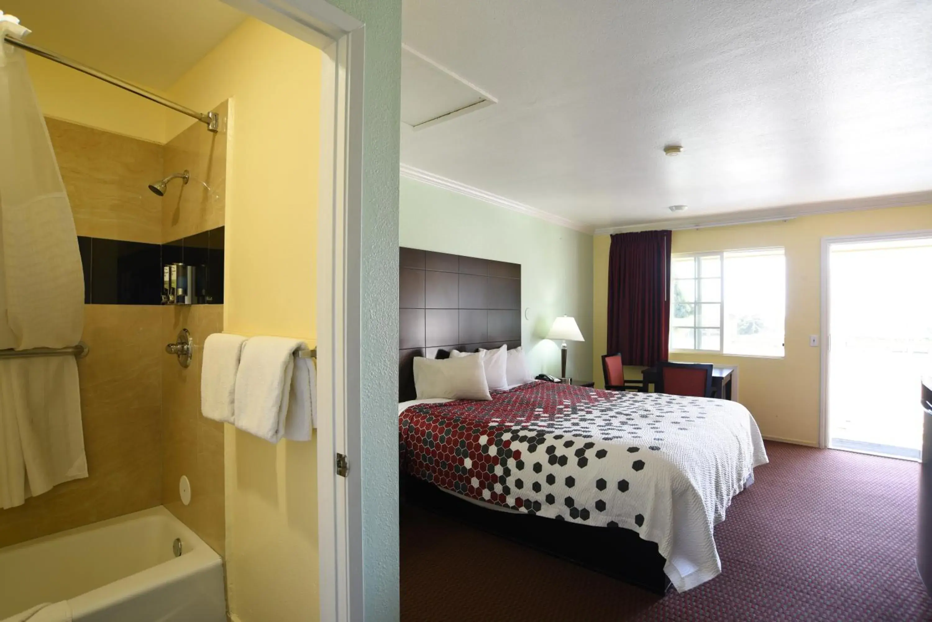 Property building, Bed in Morro Bay Beach Inn