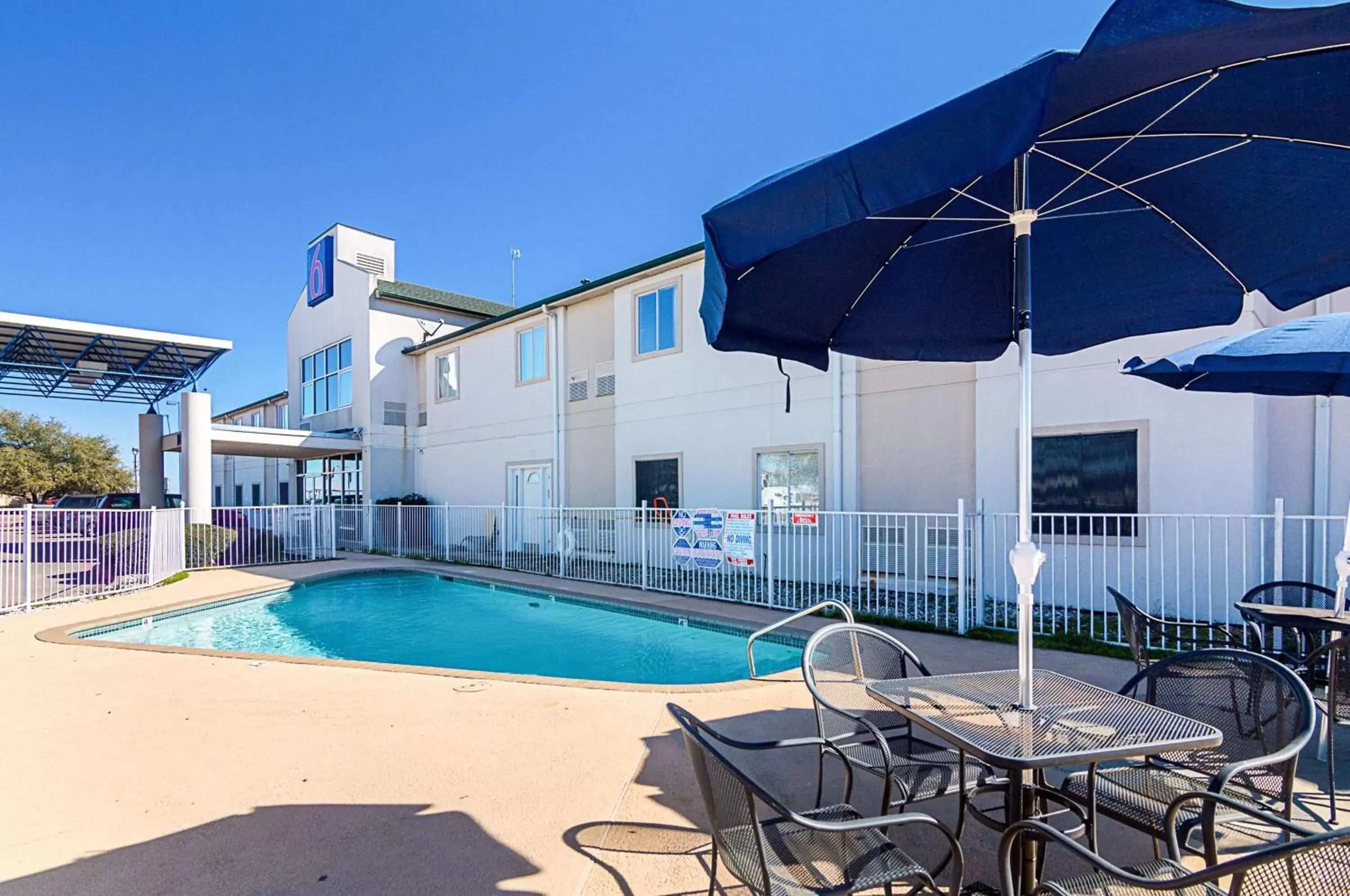 Seating area, Swimming Pool in Motel 6-Terrell, TX