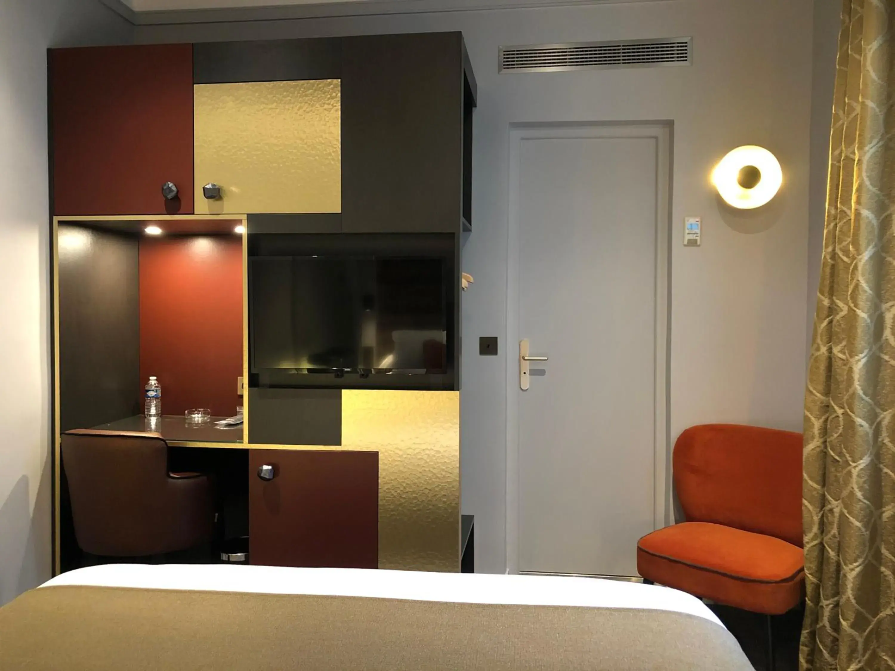 Bedroom, TV/Entertainment Center in Best Western Plus Hotel Sydney Opera