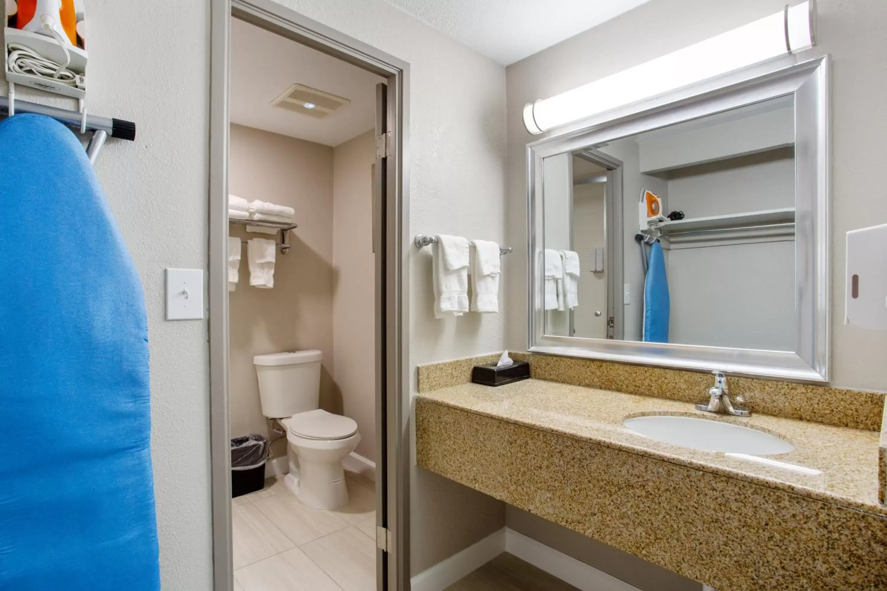 Bathroom in Orangewood Inn & Suites Kansas City Airport
