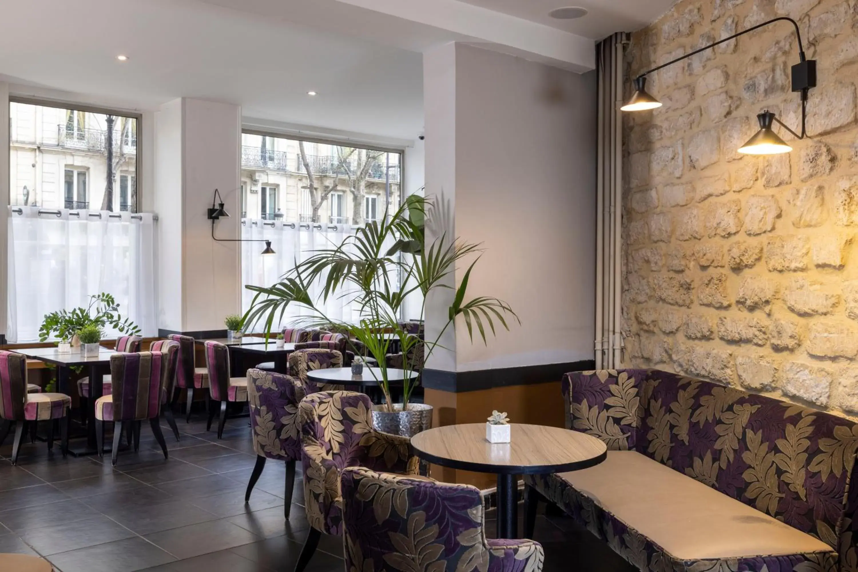 Communal lounge/ TV room, Restaurant/Places to Eat in Avalon Hotel - Gare Du Nord Paris
