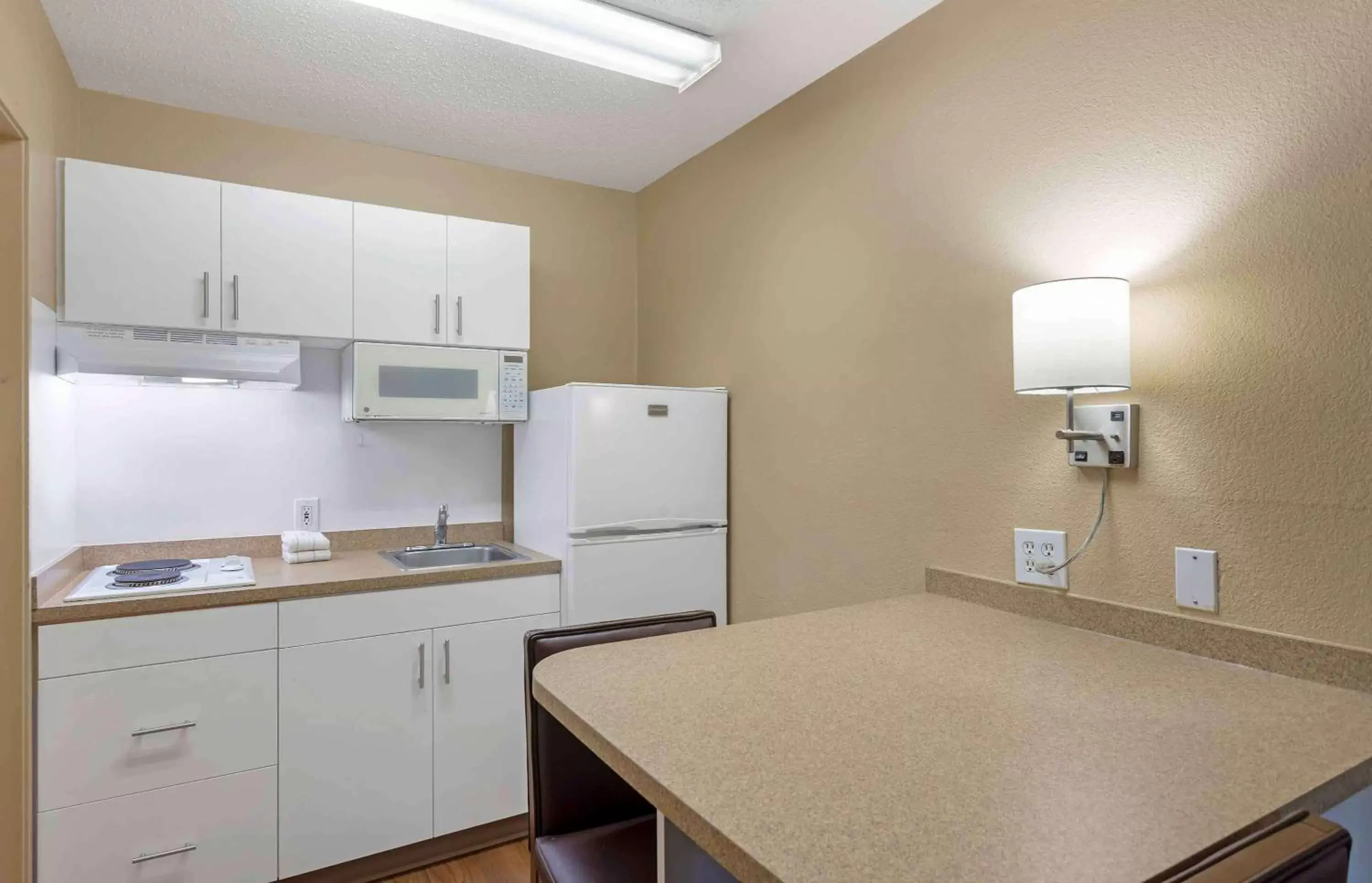 Bedroom, Kitchen/Kitchenette in Extended Stay America Suites - Jacksonville - Southside - St Johns Towne Ctr