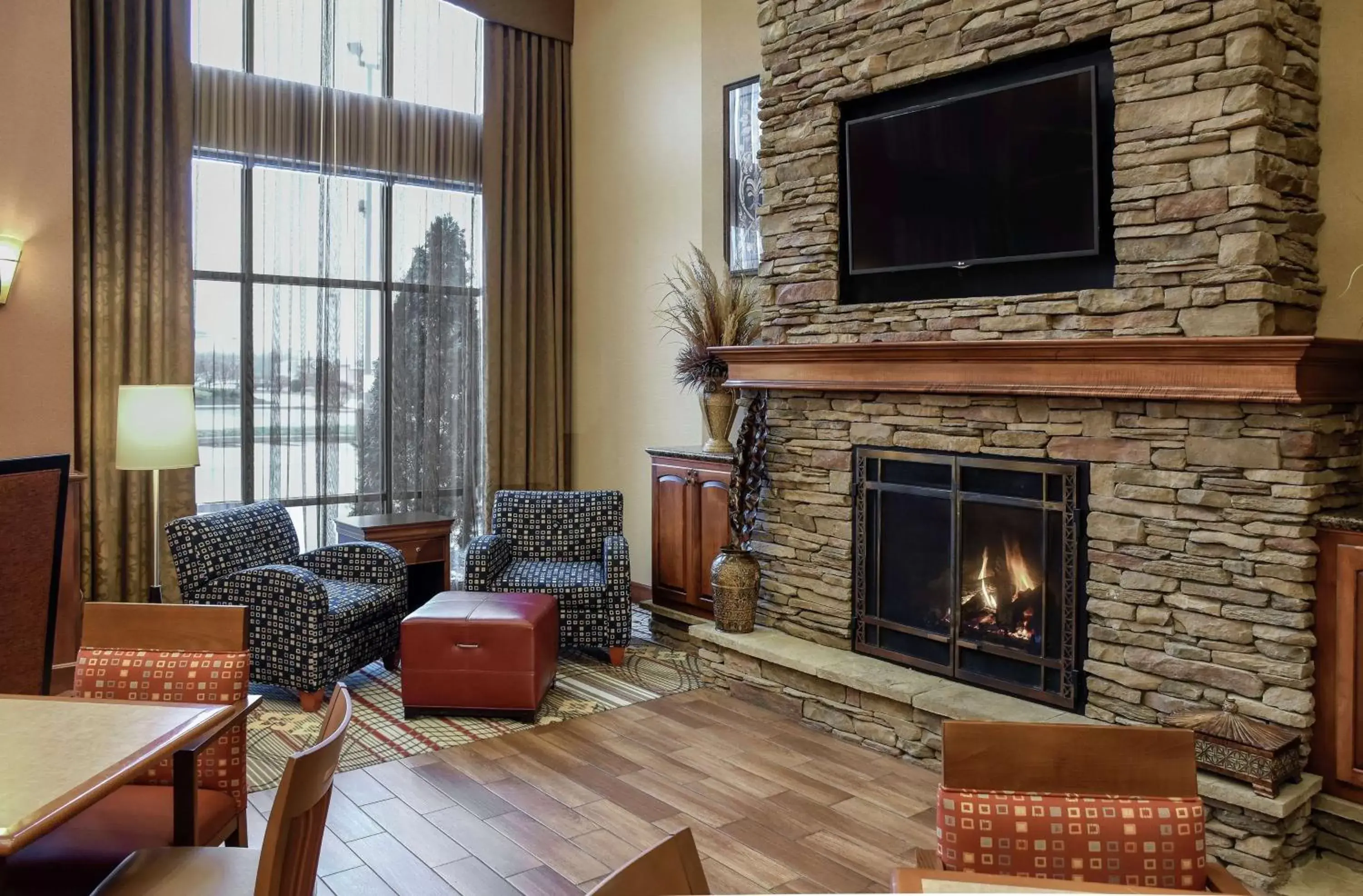 Lobby or reception, TV/Entertainment Center in Hampton Inn & Suites Youngstown-Canfield