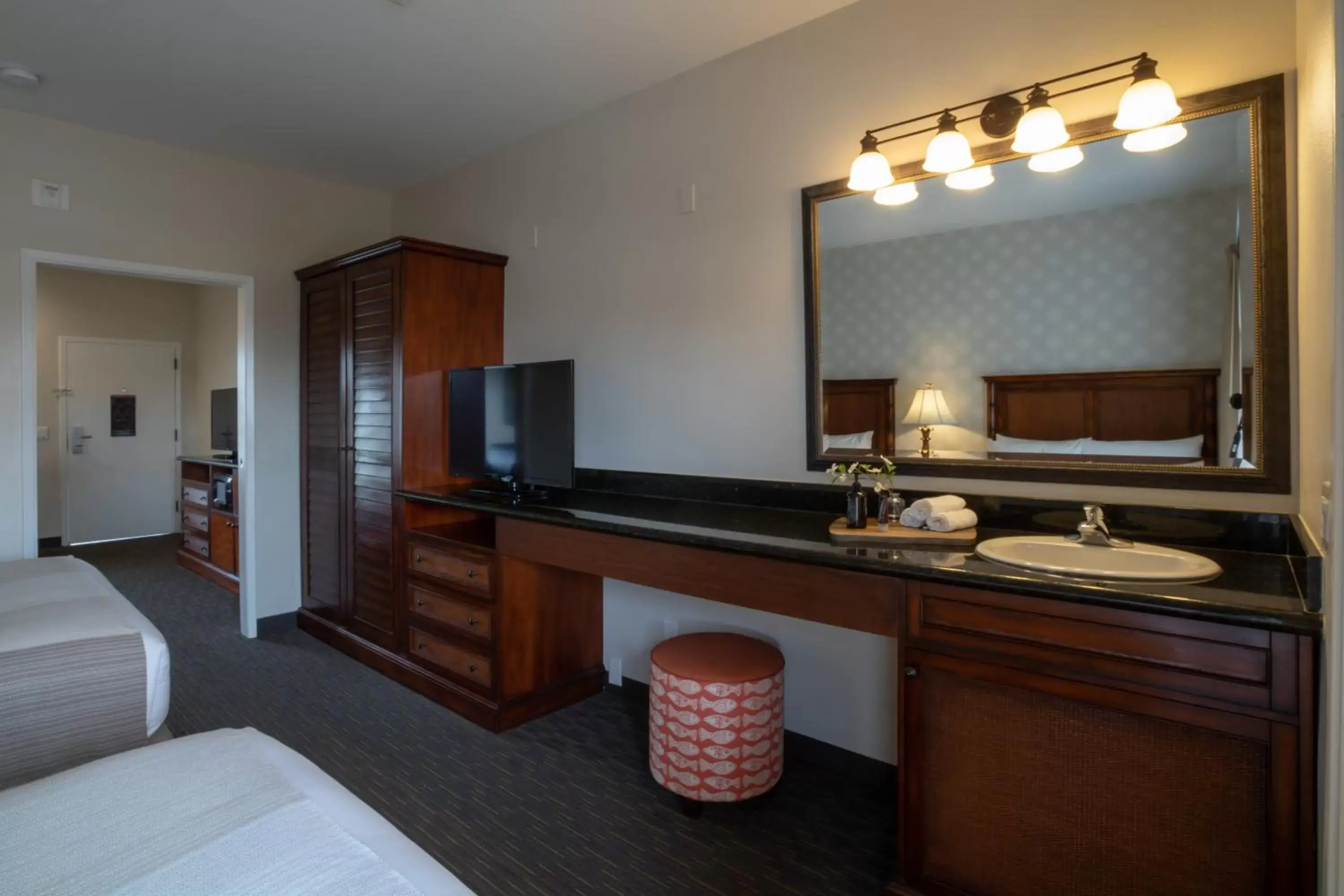 Bed, TV/Entertainment Center in Oxford Suites Pismo Beach