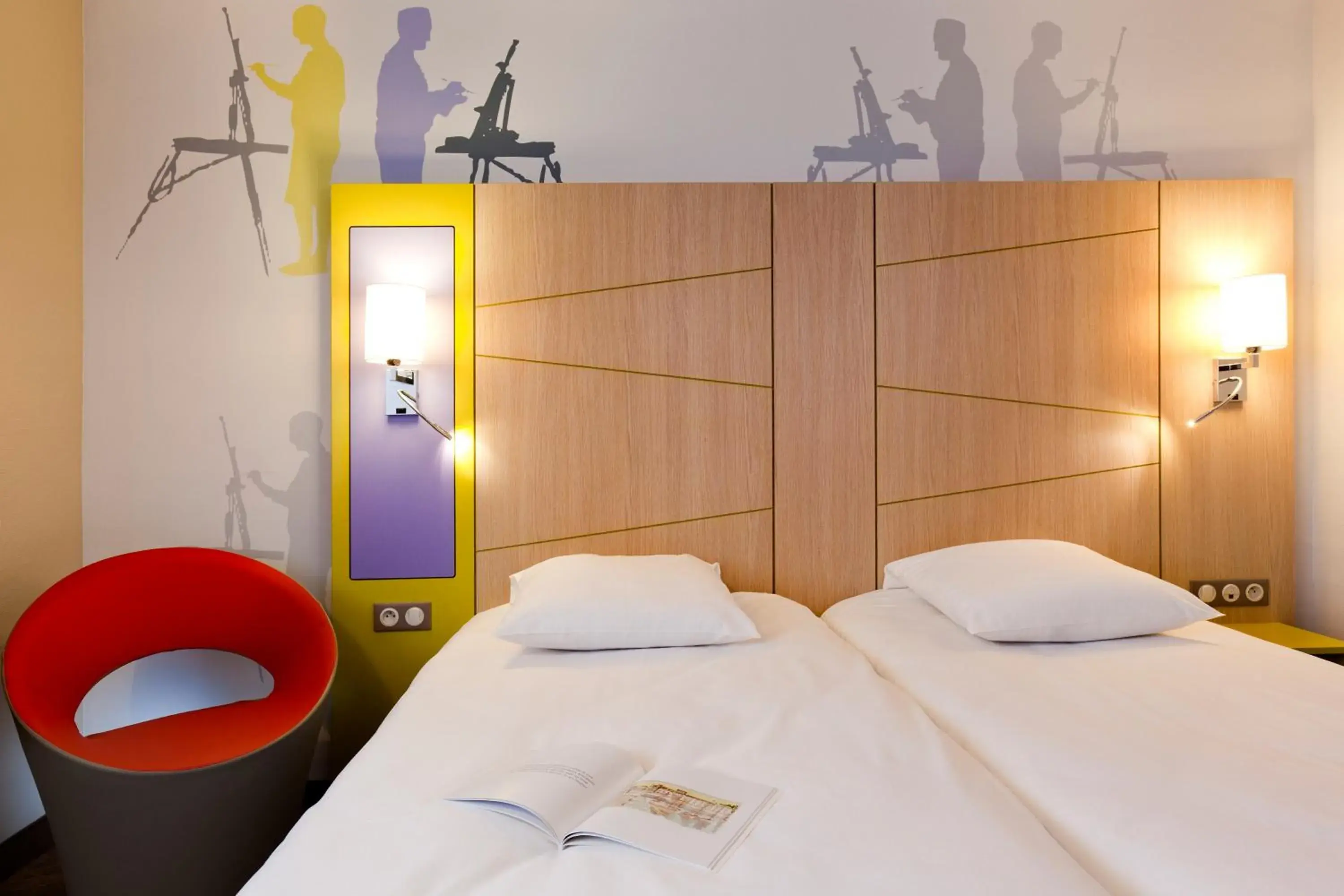 Photo of the whole room, Bed in ibis Styles Honfleur Centre Historique
