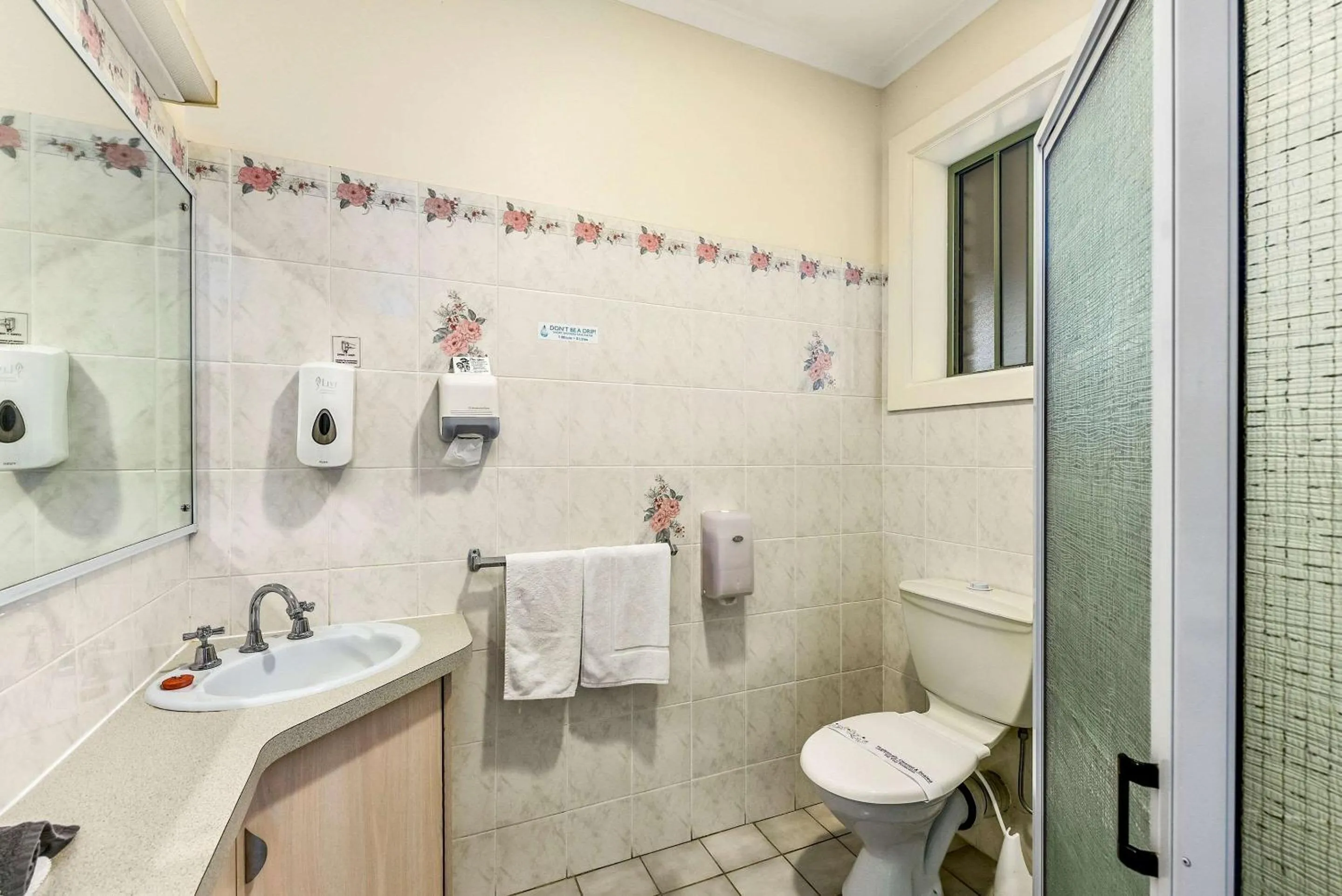 Bedroom in Comfort Inn The Lakes