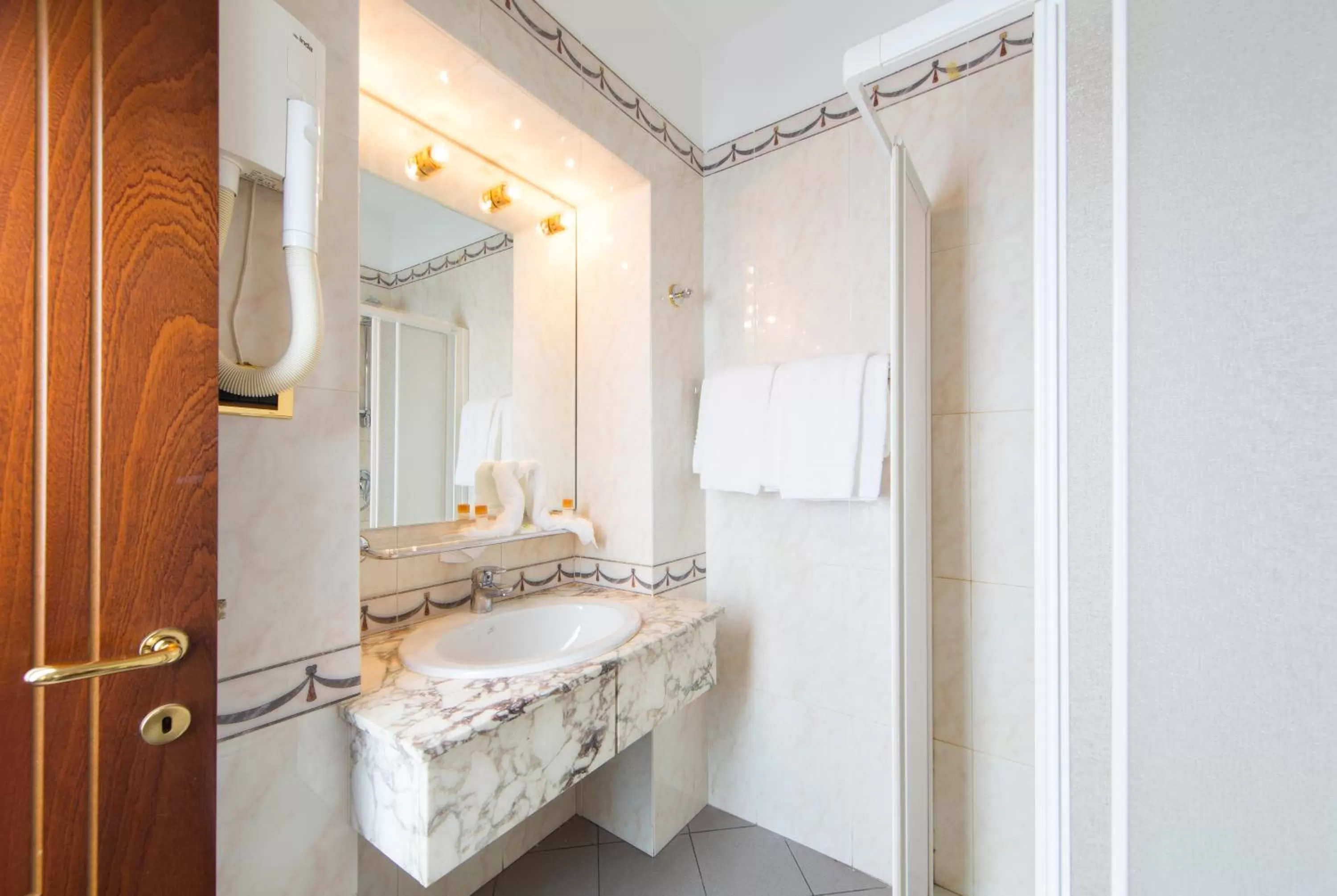 Bathroom in Hotel Londra