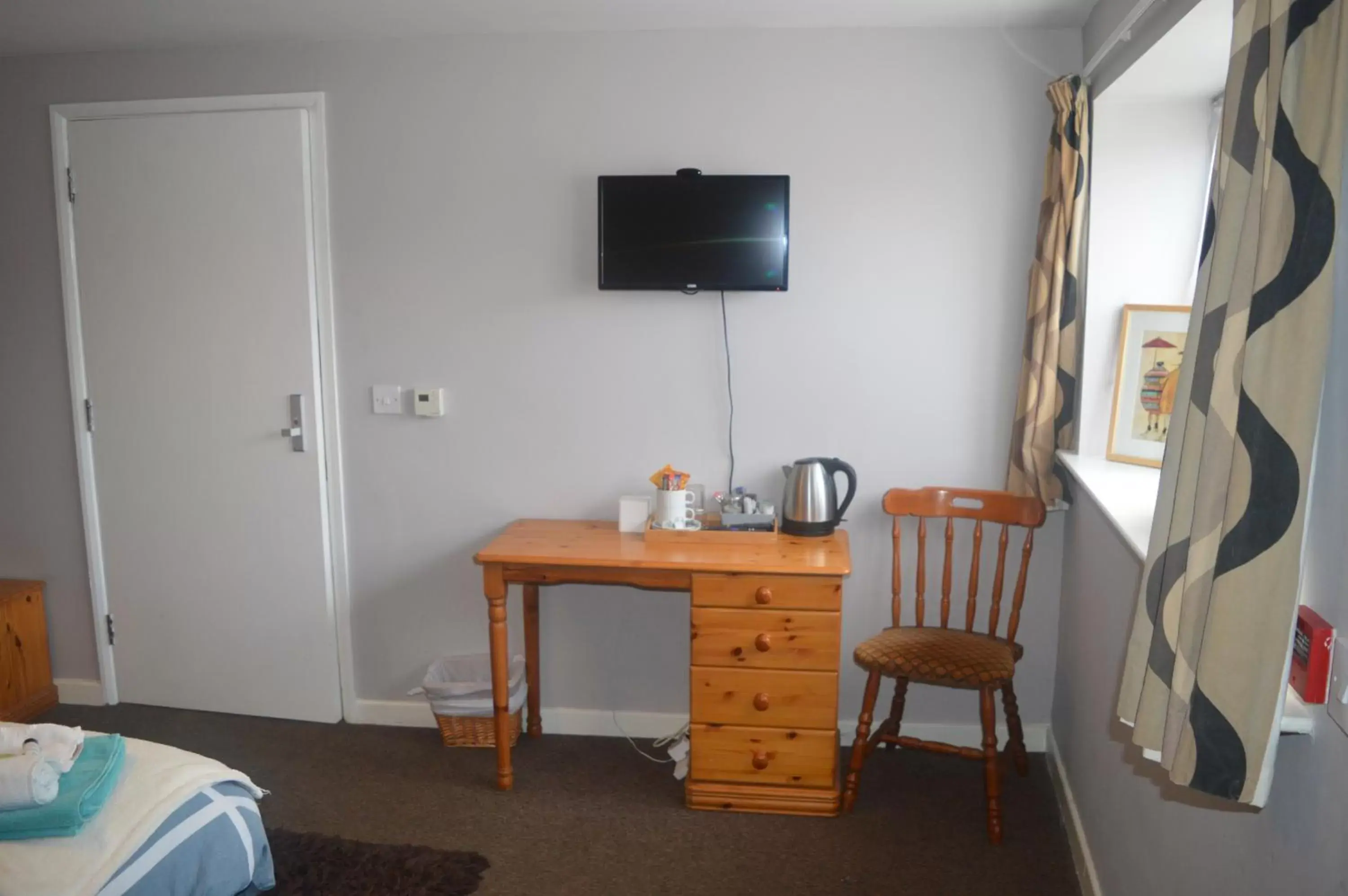 Coffee/tea facilities, TV/Entertainment Center in The Queen Victoria