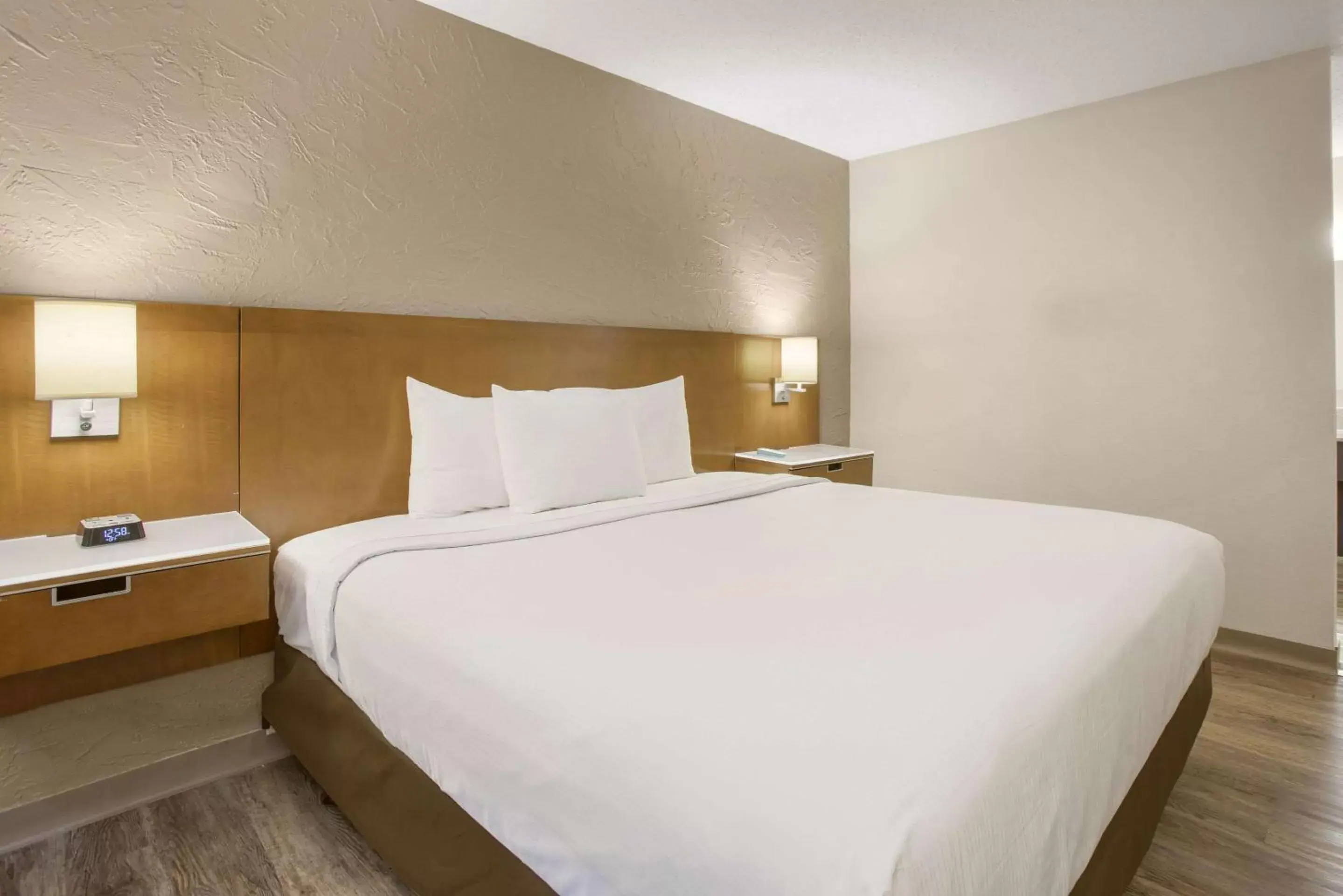 Bedroom, Bed in Rodeway Inn & Suites Grand Rapids Southeast Bedroom, Bed in Rodeway Inn & Suites Grand Rapids Southeast