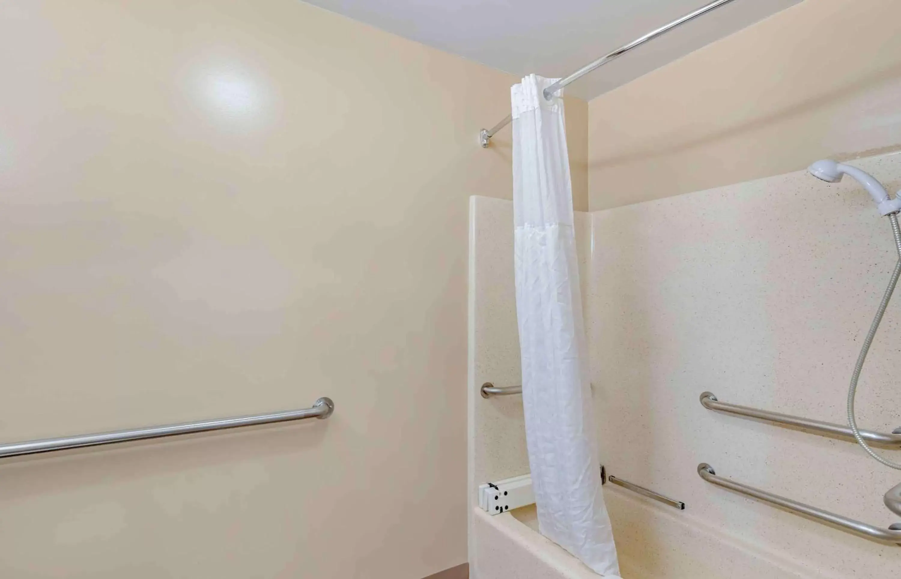 Bathroom in Extended Stay America Select Suites - Chicago - Rolling Meadows
