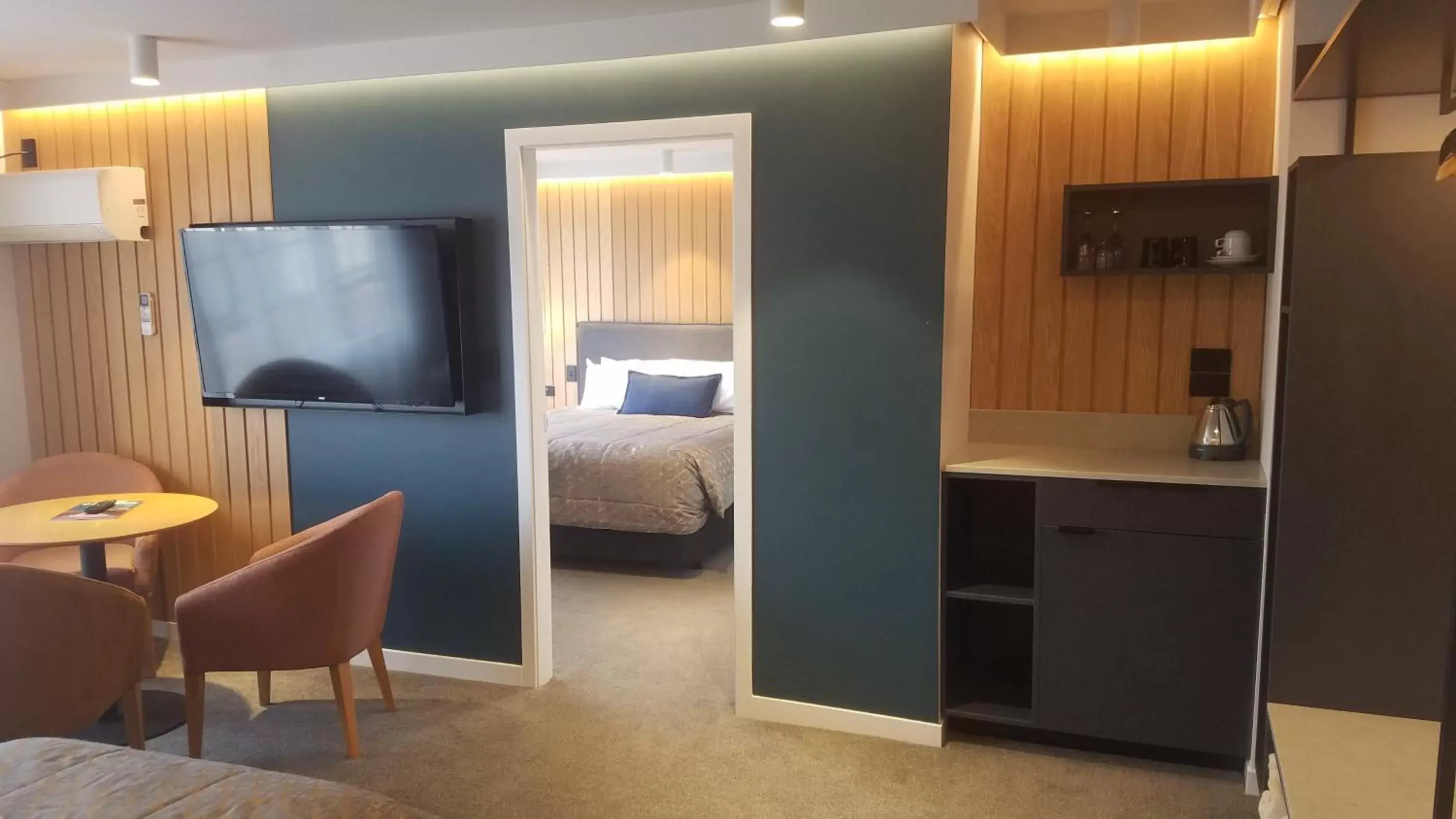 Bedroom, TV/Entertainment Center in Distinction Whangarei Hotel & Conference Centre