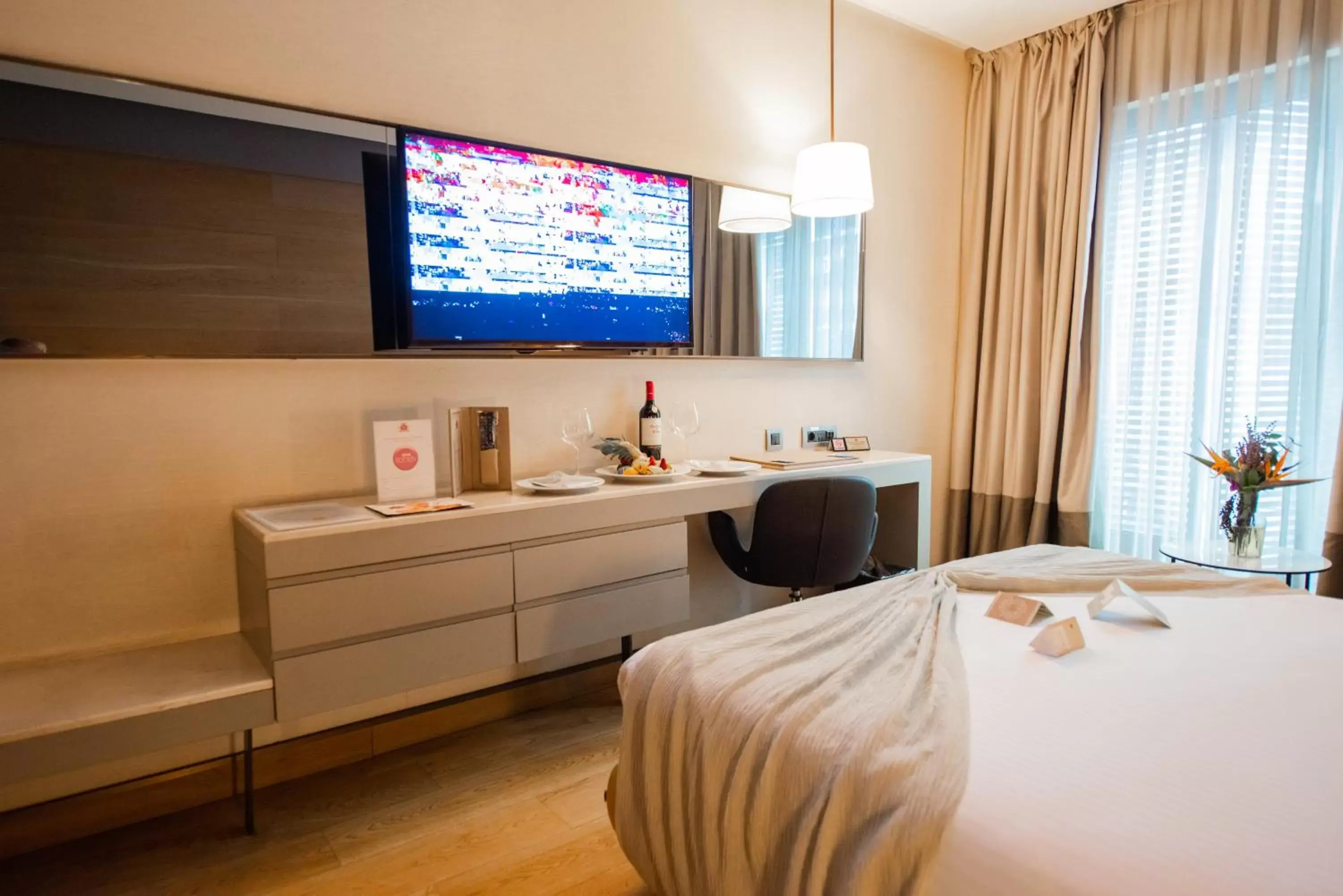 Bed, TV/Entertainment Center in Dosso Dossi Hotels & Spa Downtown