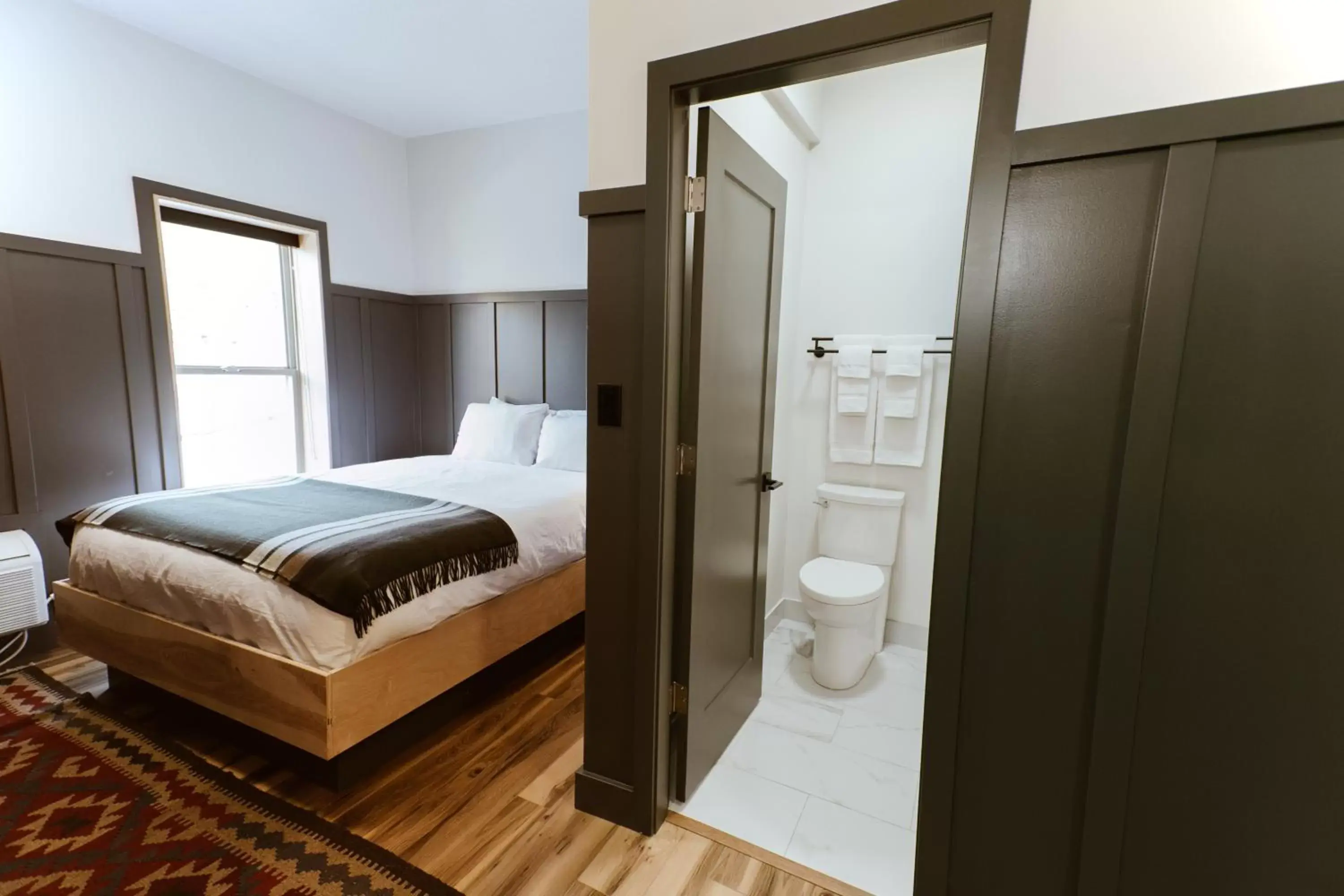 Bathroom, Bed in The Flying Steamshovel Inn