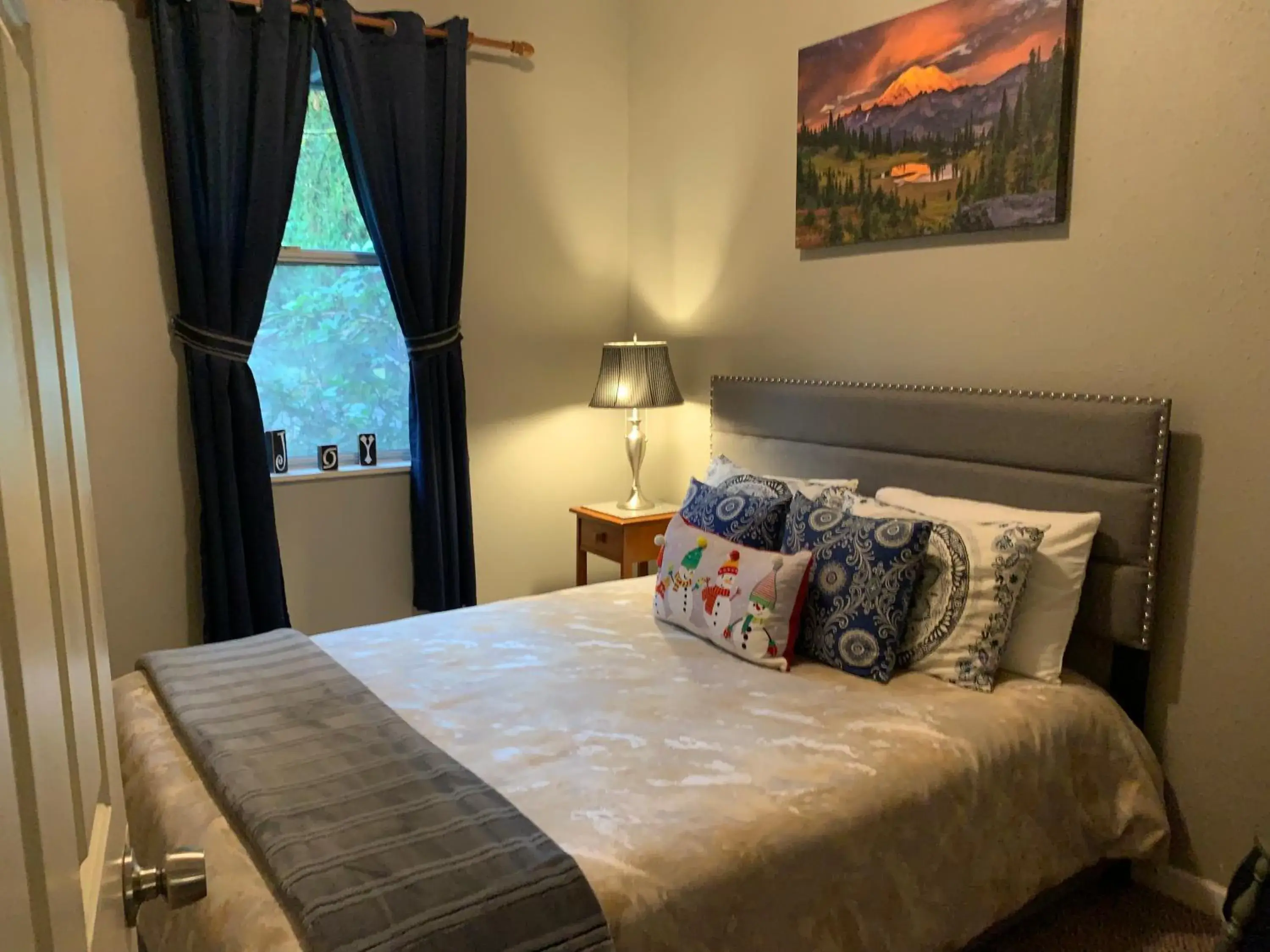 Bedroom, Bed in Mountain Meadows Inn