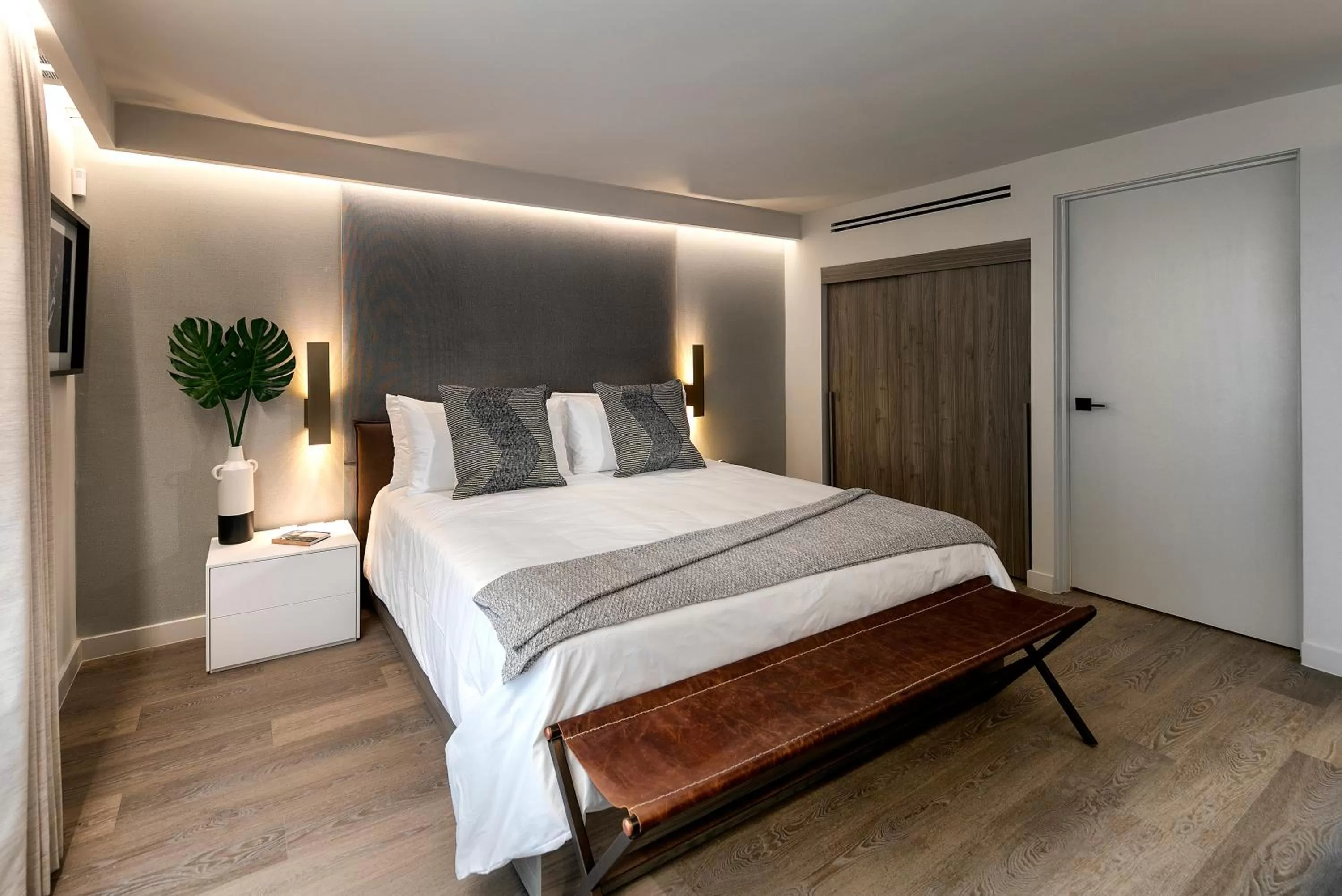 Photo of the whole room, Bed in La Jolla Cove Suites