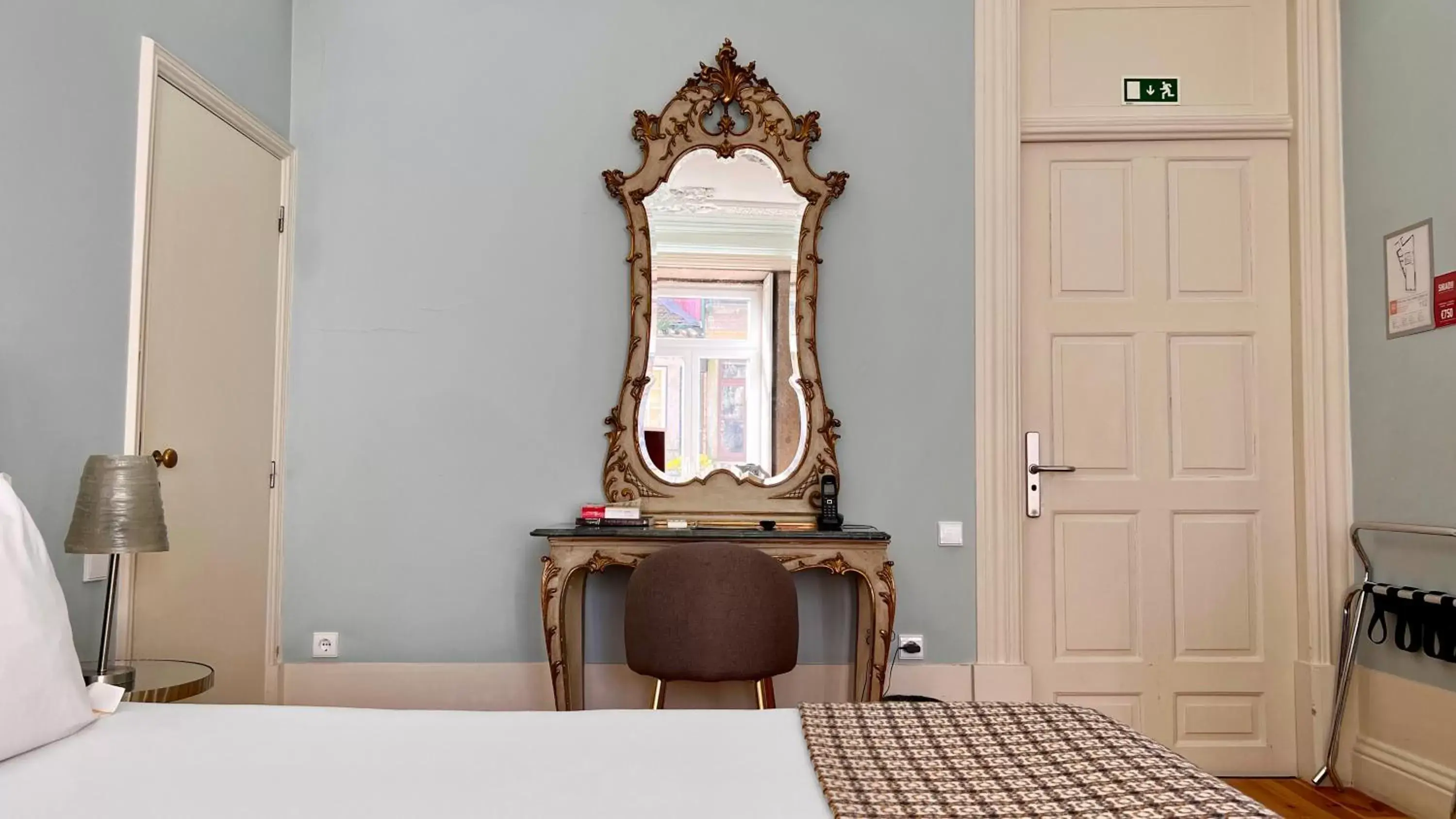 Bedroom in Casa dos Lóios by Shiadu