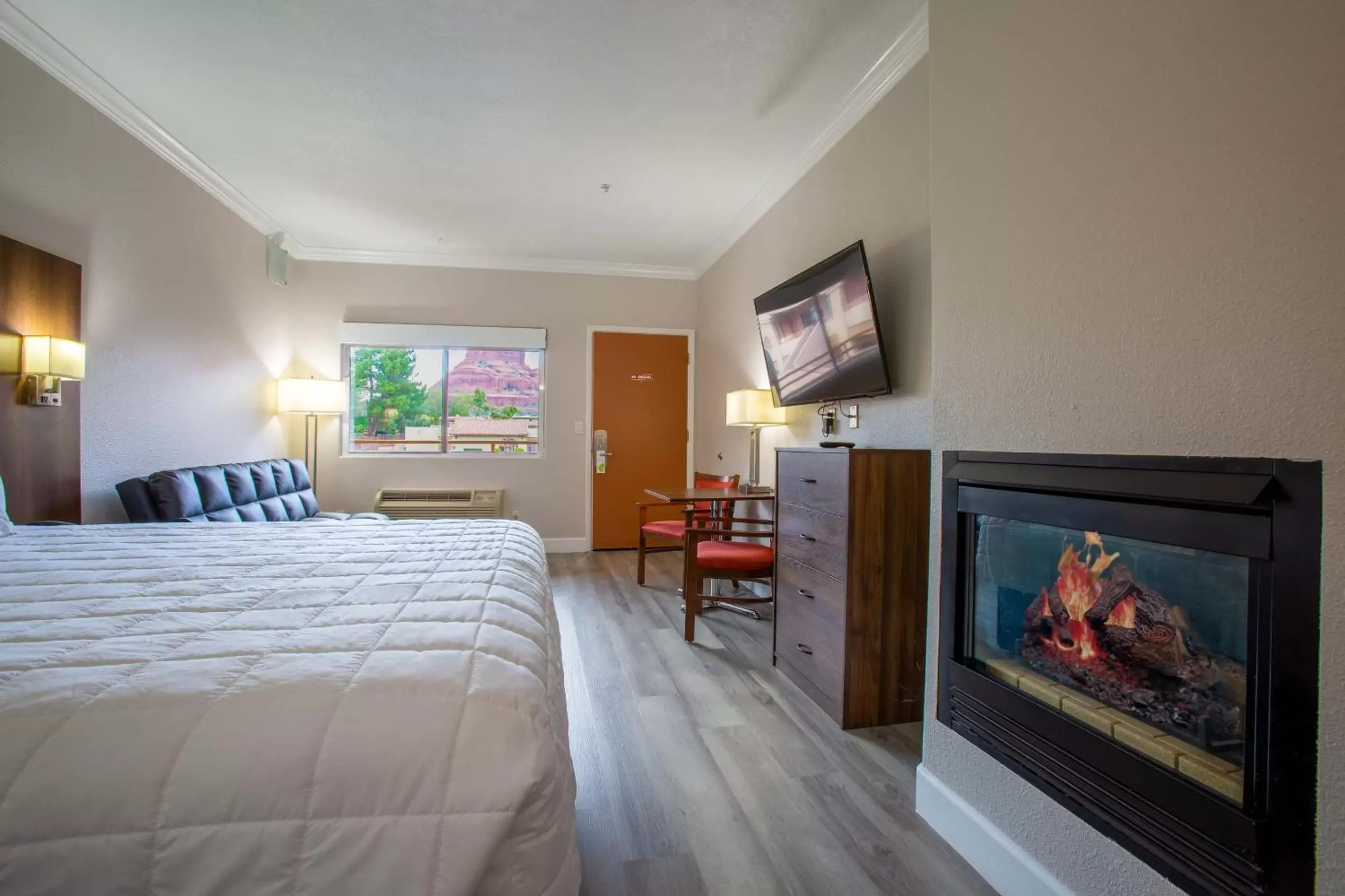 Bed, TV/Entertainment Center in Wildflower Inn at Bell Rock