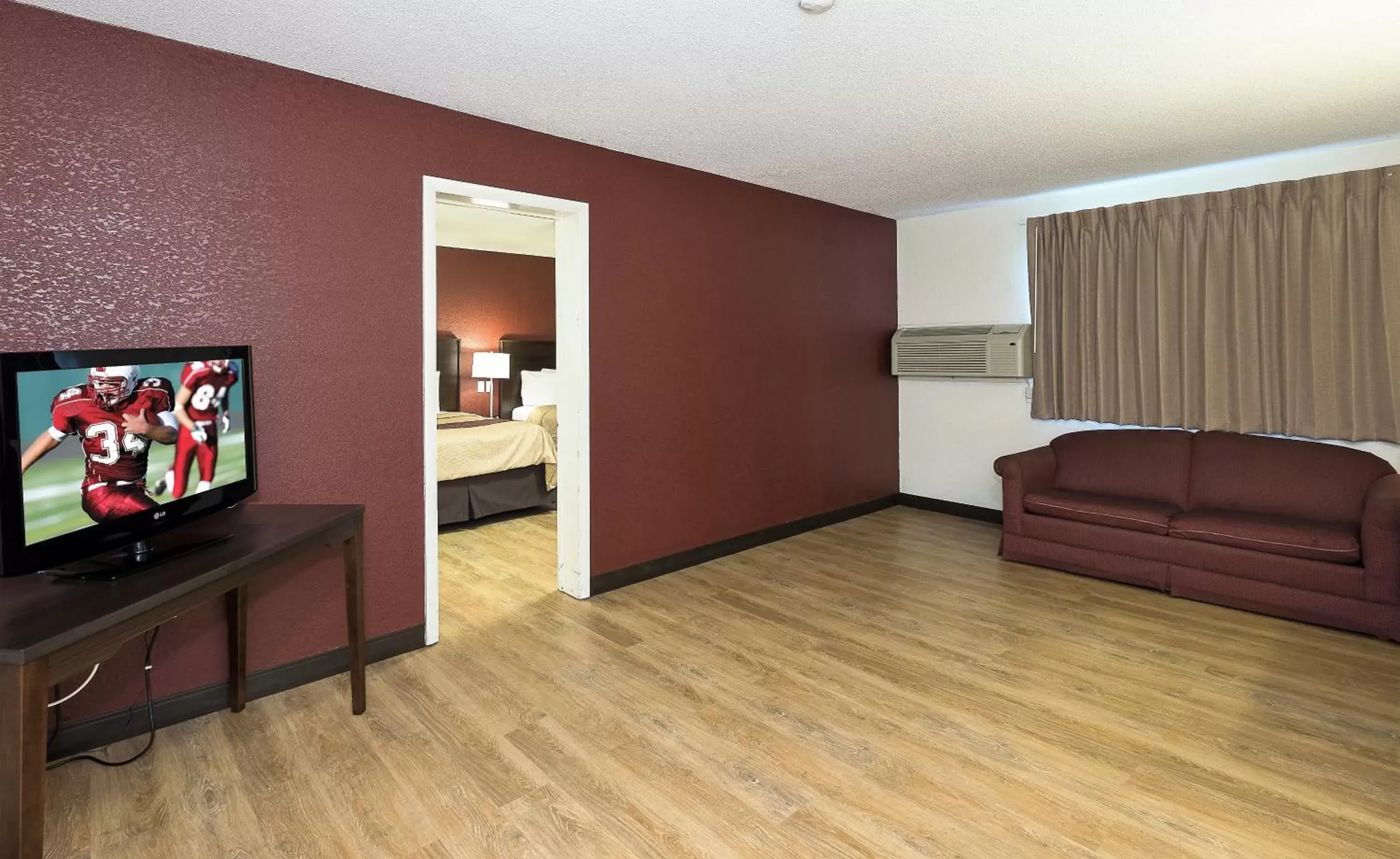 Bedroom, TV/Entertainment Center in Red Roof Inn Lancaster Strasburg