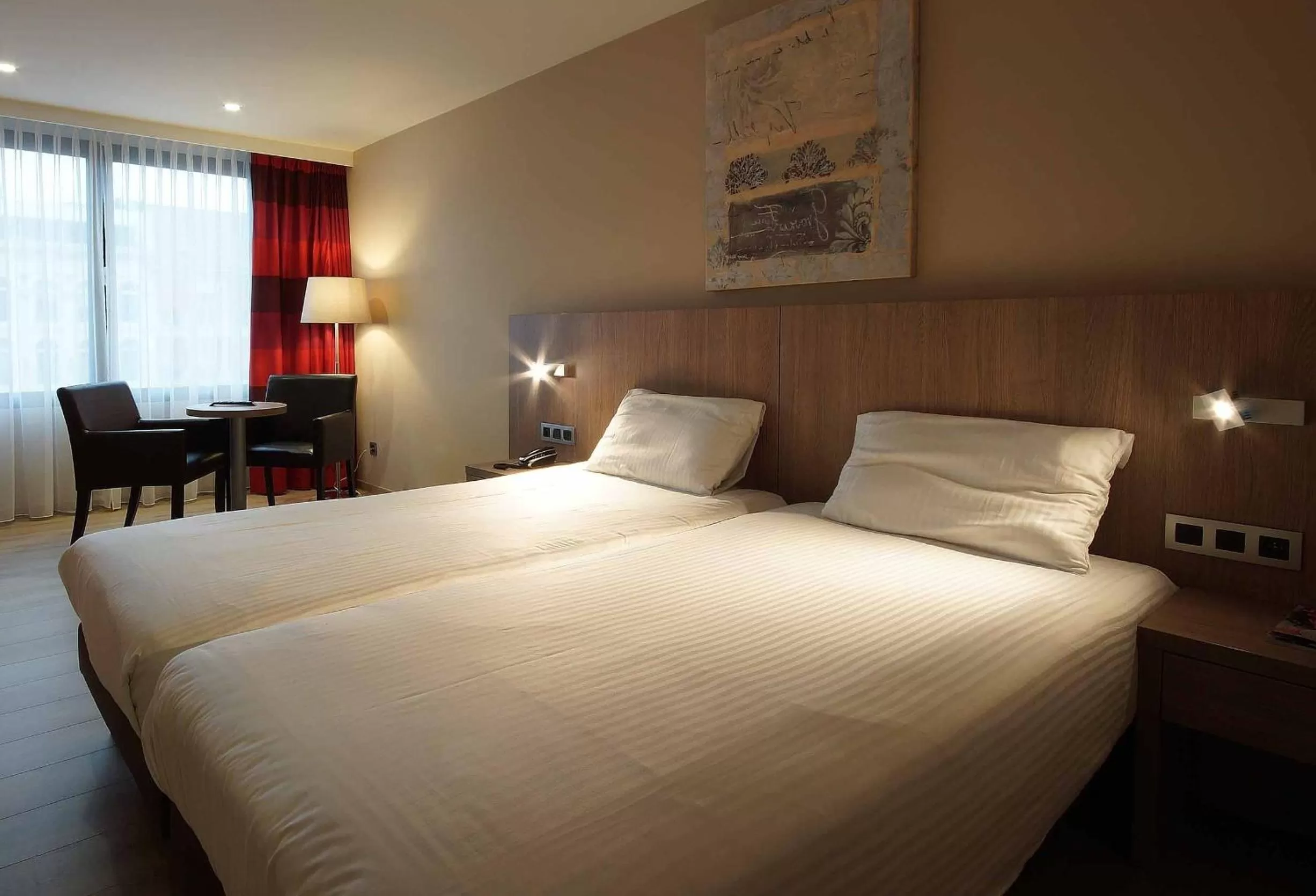 Photo of the whole room, Bed in De Keyser Hotel