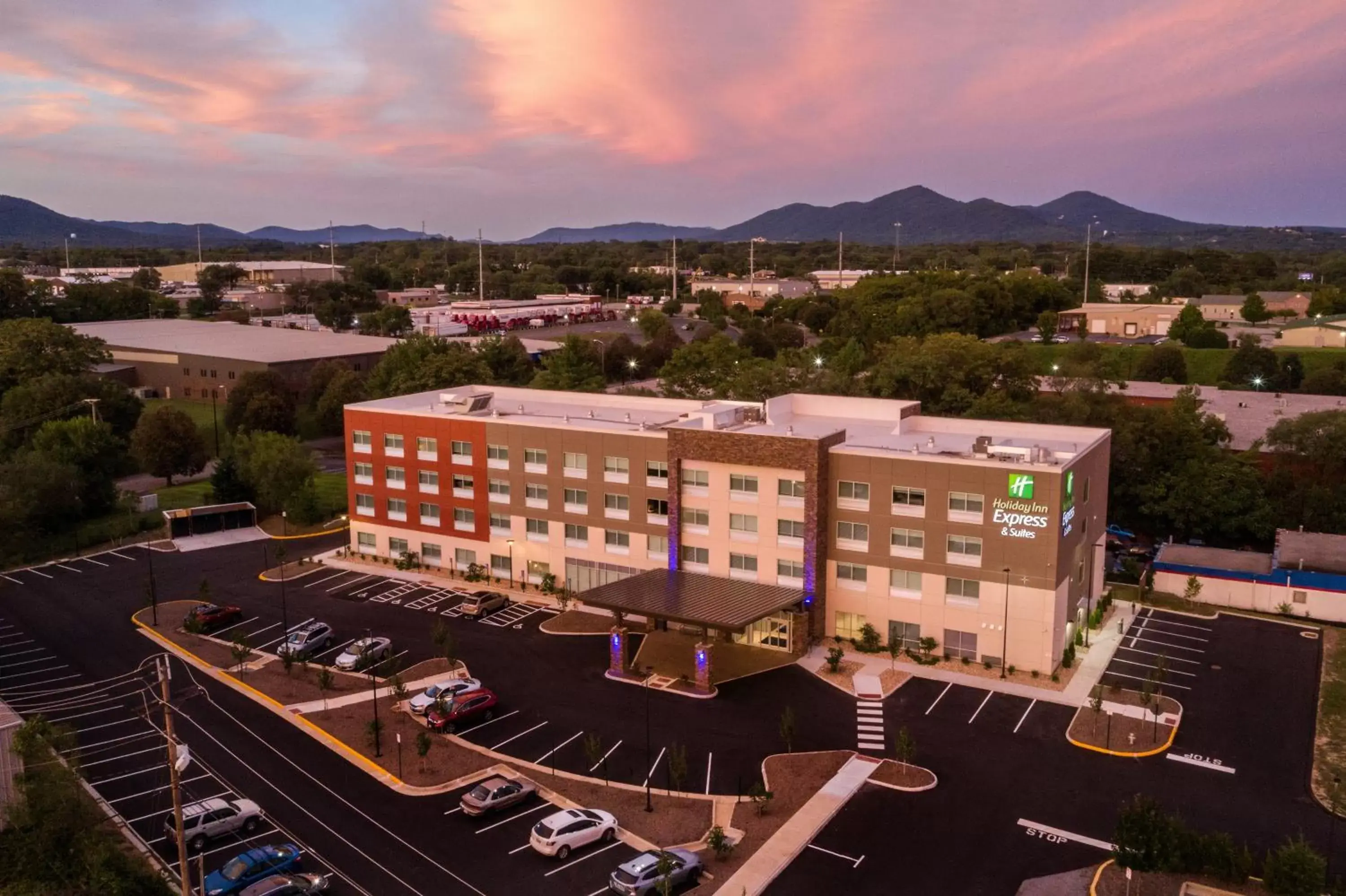 Bird's eye view in Holiday Inn Express & Suites - Roanoke – Civic Center Bird's eye view in Holiday Inn Express & Suites - Roanoke – Civic Center