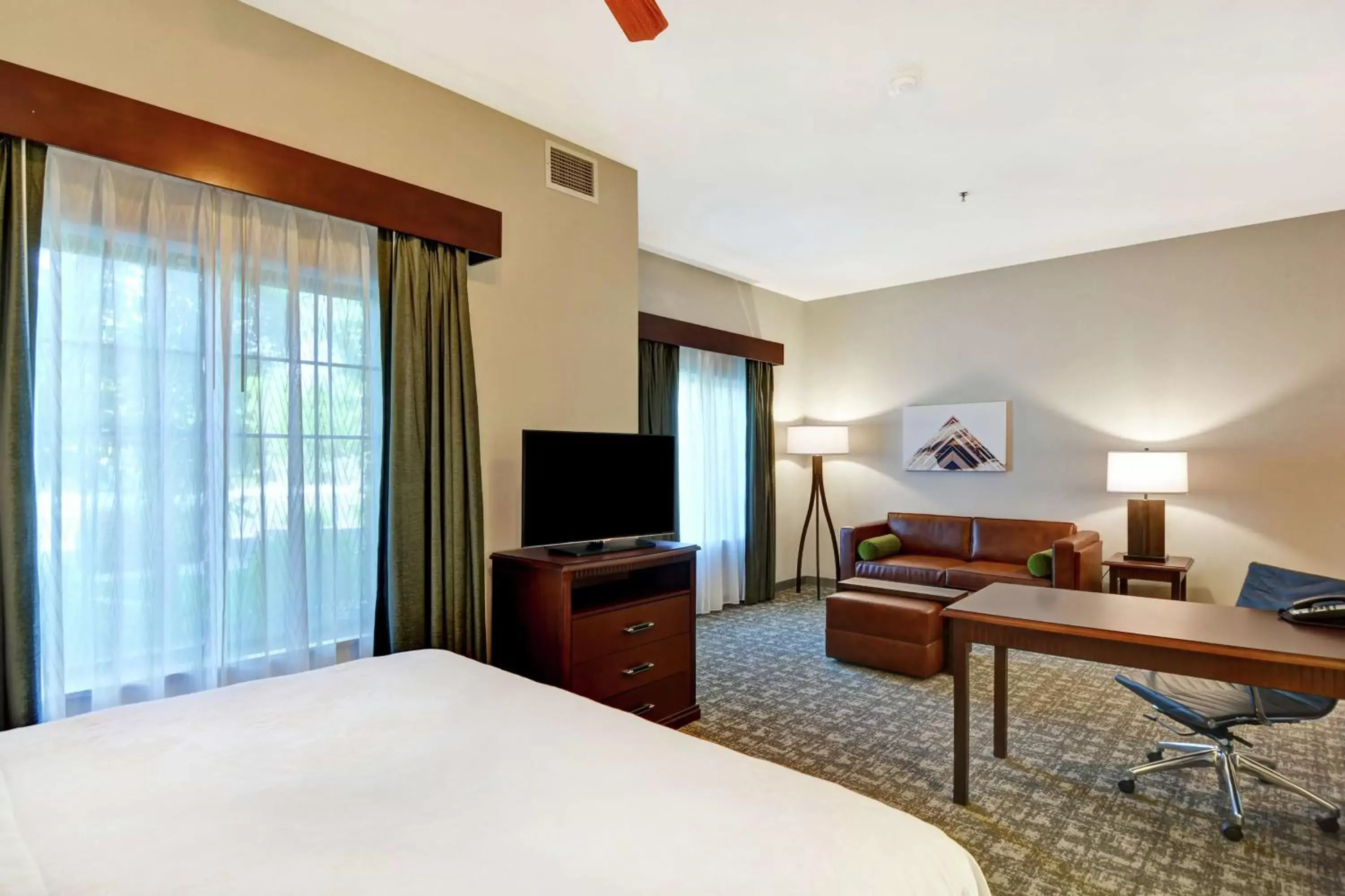 Bedroom, TV/Entertainment Center in Homewood Suites by Hilton Reno