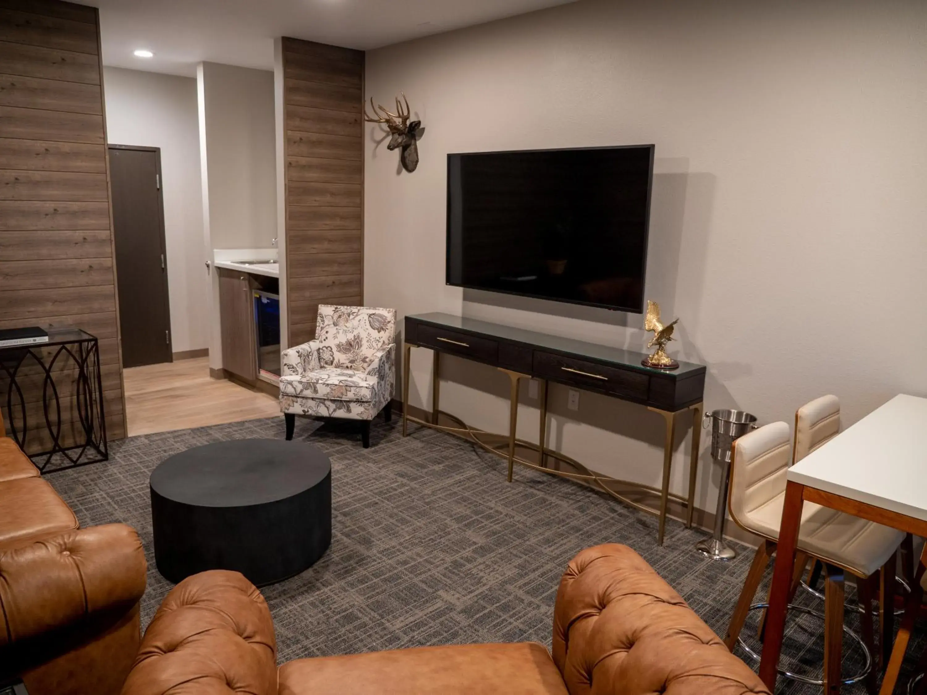 Communal lounge/ TV room, TV/Entertainment Center in Americas Best Value Inn New Florence