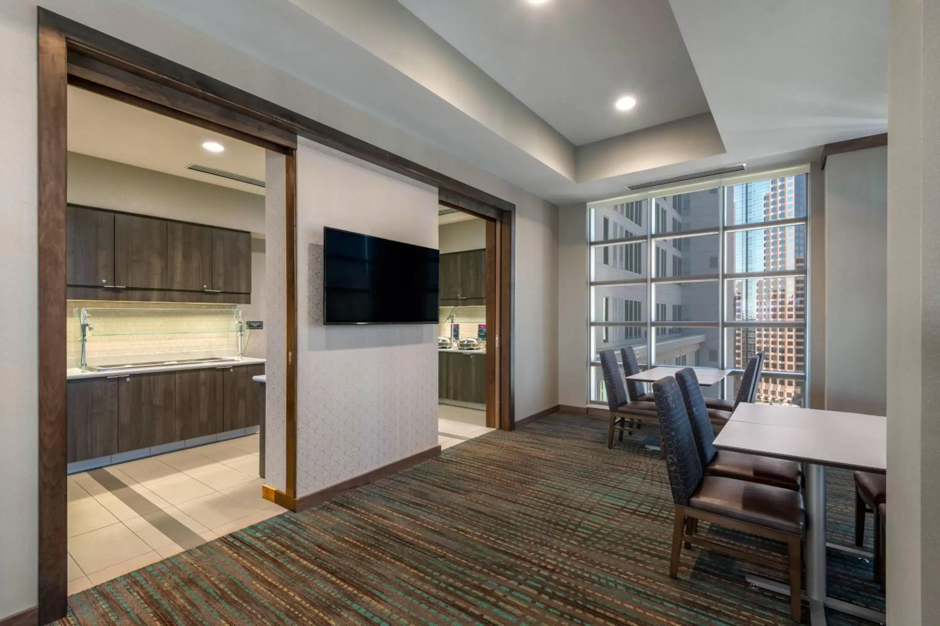 Restaurant/places to eat, TV/Entertainment Center in Residence Inn by Marriott Charlotte City Center