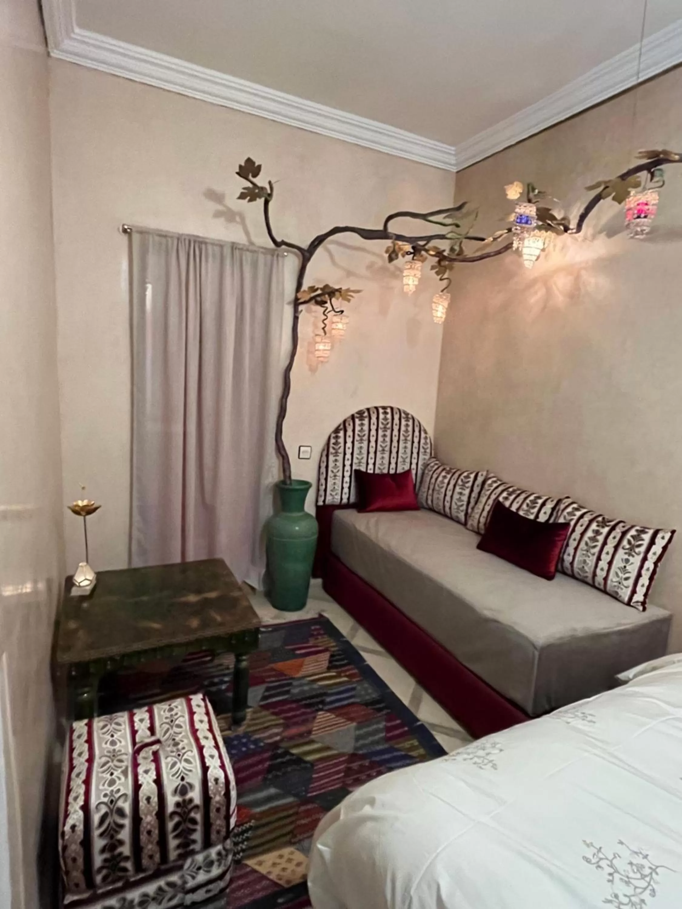 Seating area, Bed in Riad Al Ibtikar