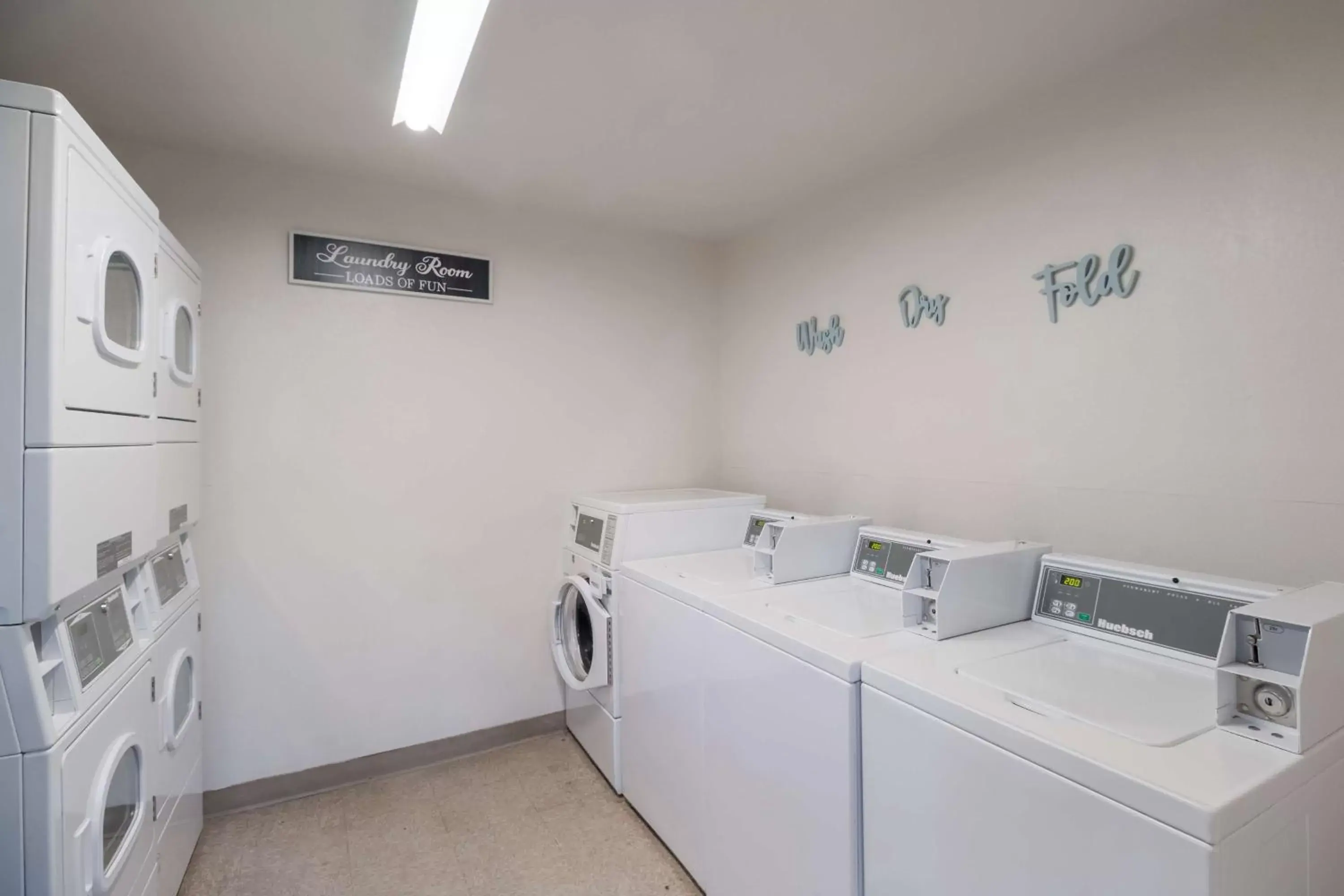 laundry, Kitchen/Kitchenette in Sonesta ES Suites Huntington Beach Fountain Valley