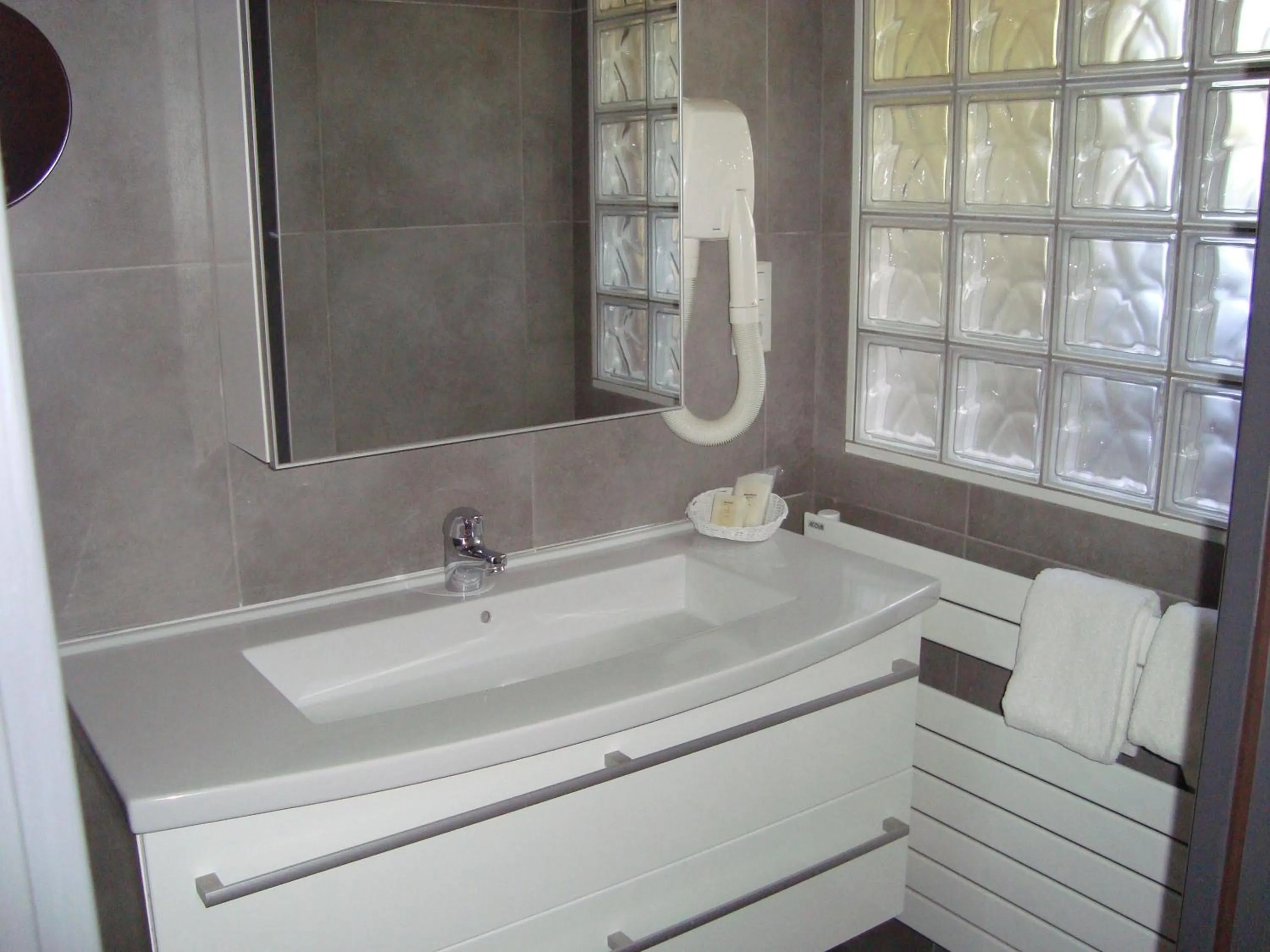 Bathroom in Hôtel de La Croix d'Or