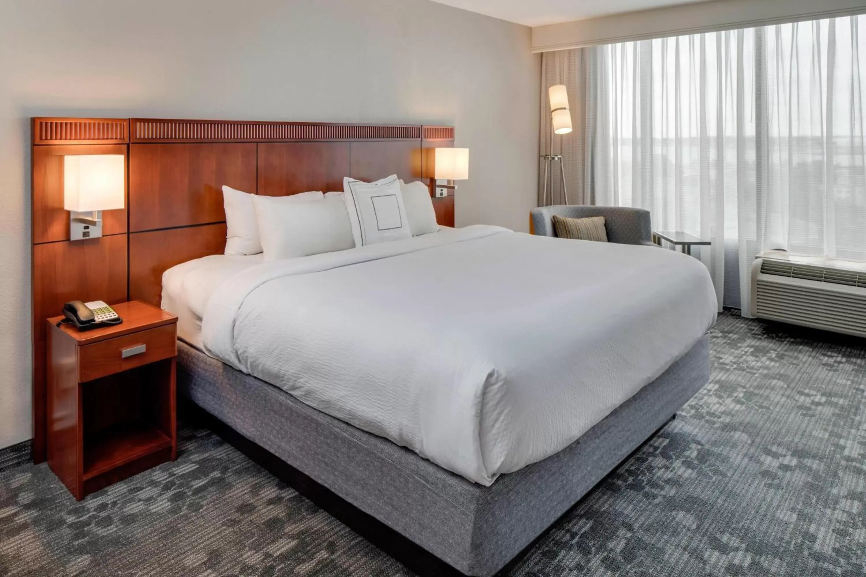 Bedroom, Bed in Courtyard by Marriott Boston Logan Airport