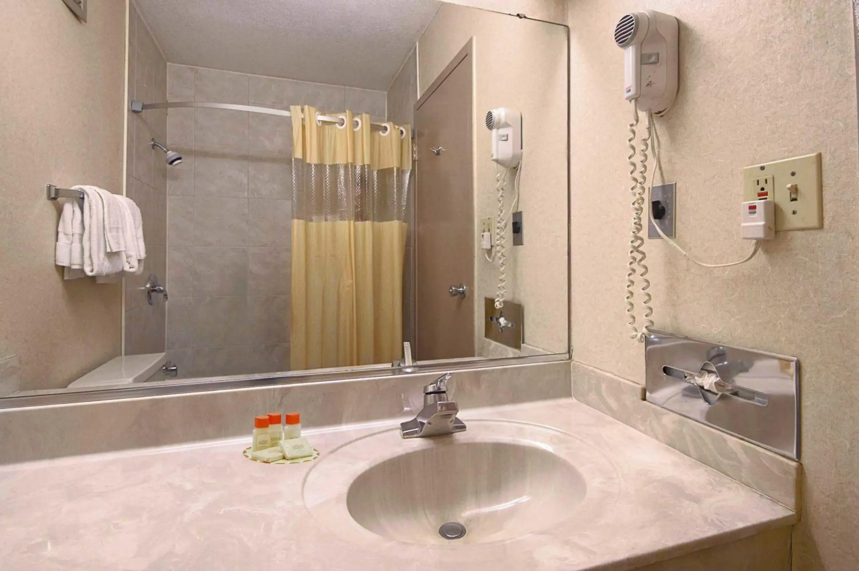 King Room - Non-Smoking in Columbus Grand Hotel & Banquet Center King Room - Non-Smoking in Columbus Grand Hotel & Banquet Center