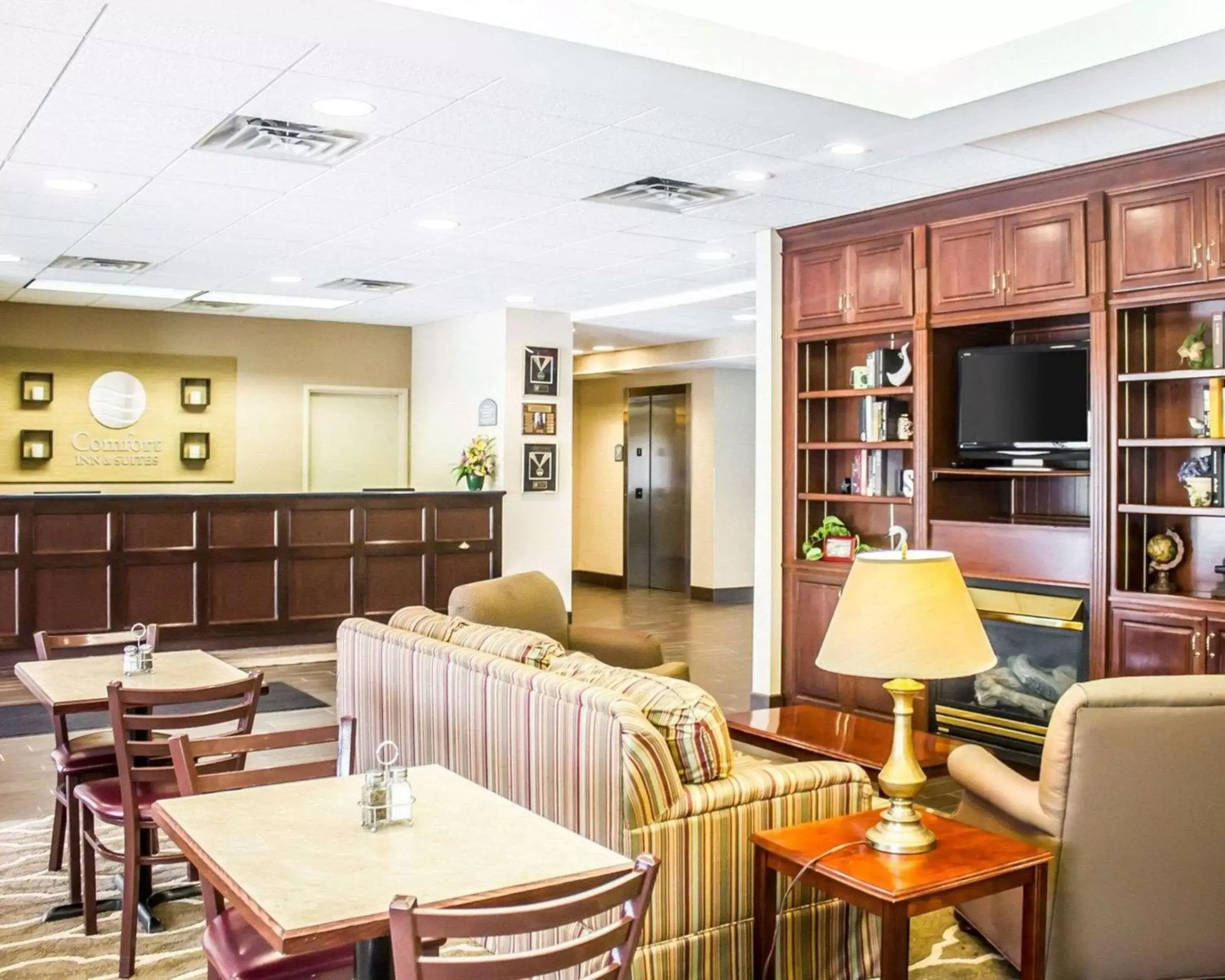 Lobby or reception, Restaurant/Places to Eat in Comfort Inn & Suites