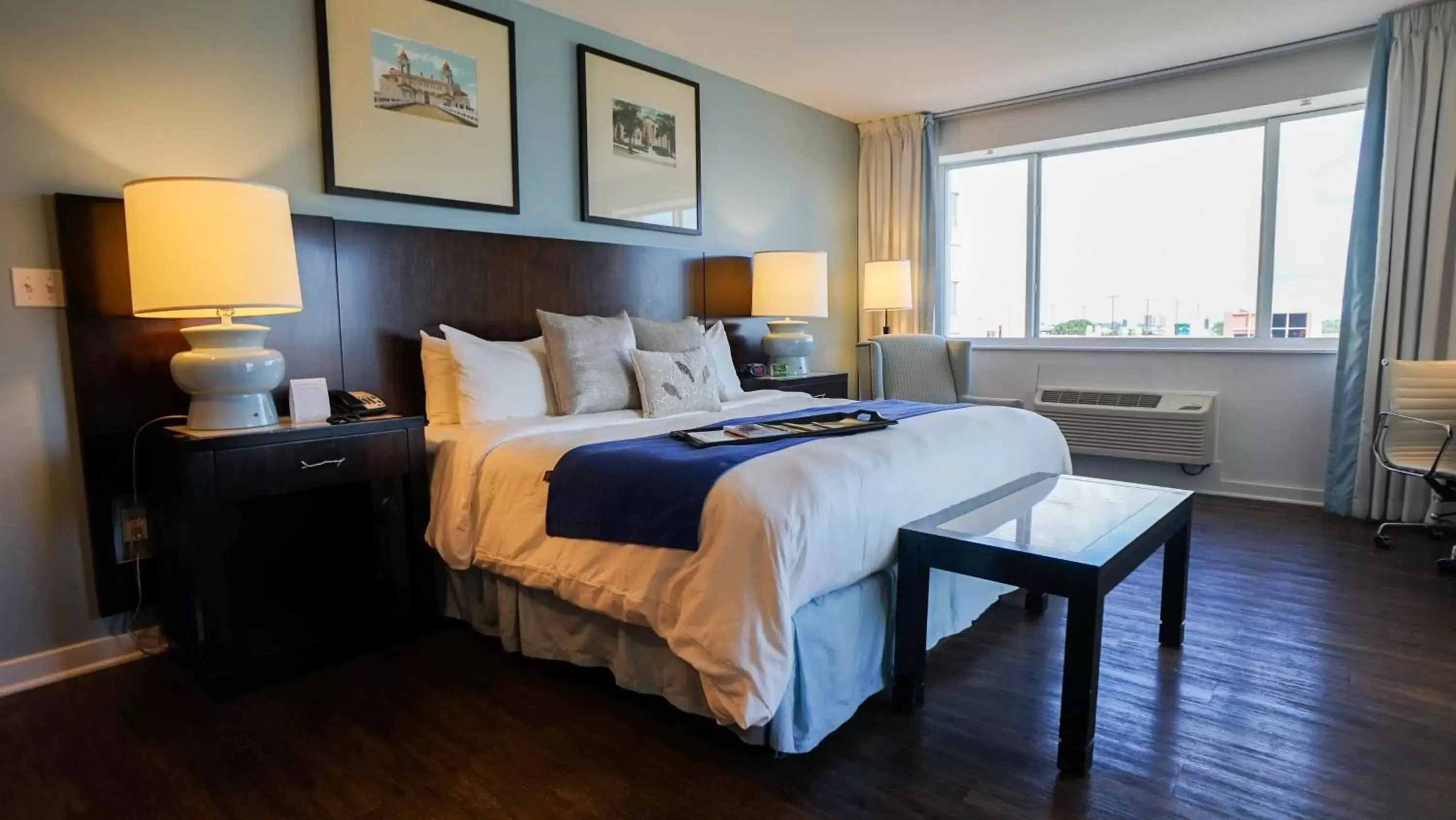 Photo of the whole room, Bed in The Banyan Hotel Fort Myers, Tapestry Collection by Hilton