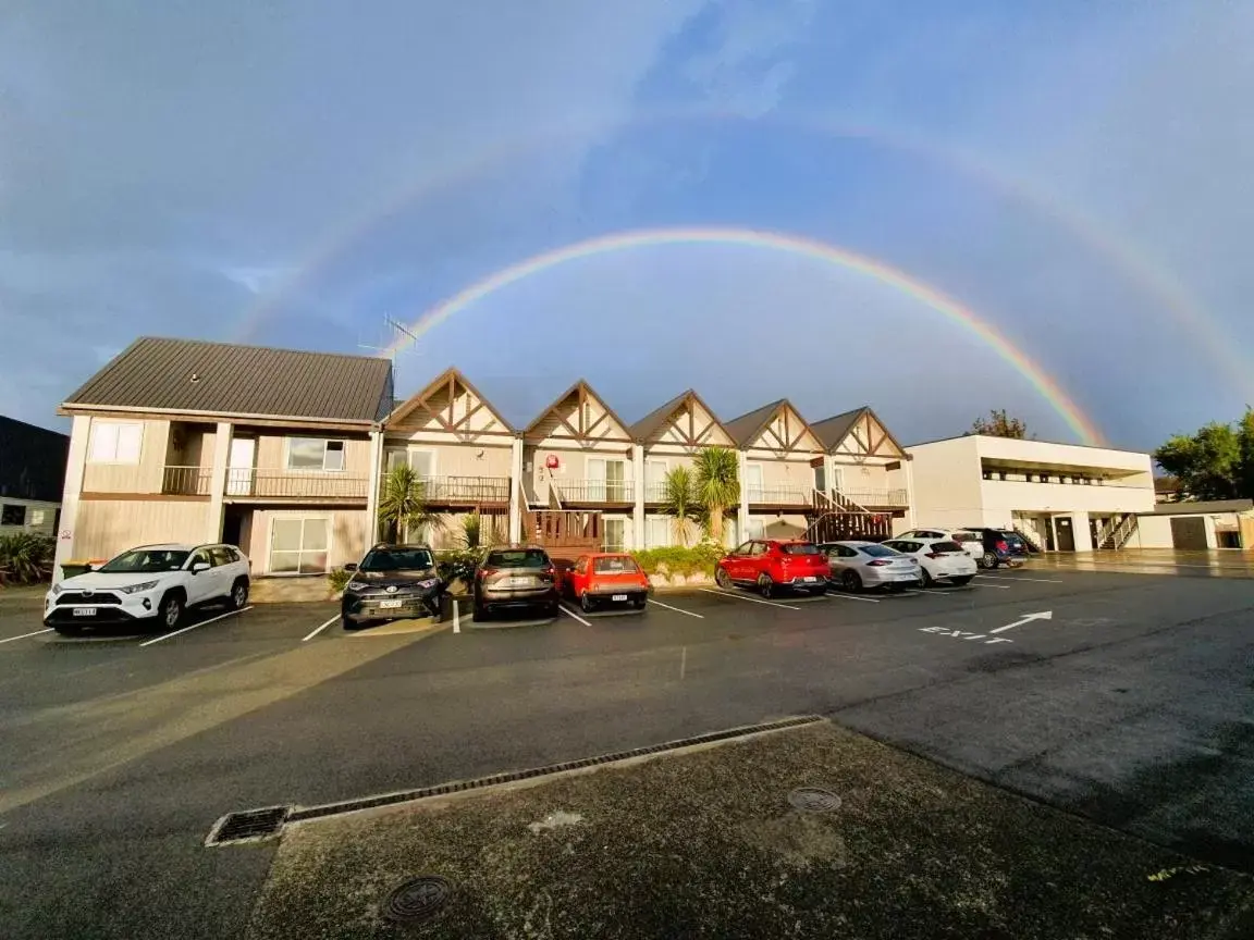 Parking, Property Building in Fiordland Lakeview Motel and Apartments