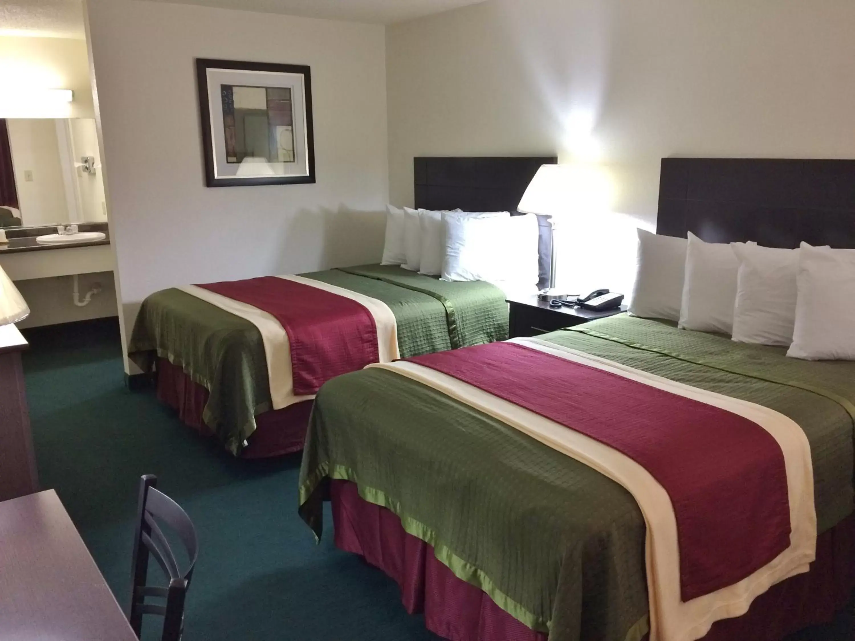 Bed in Travel Inn & Suites Atlanta Texas