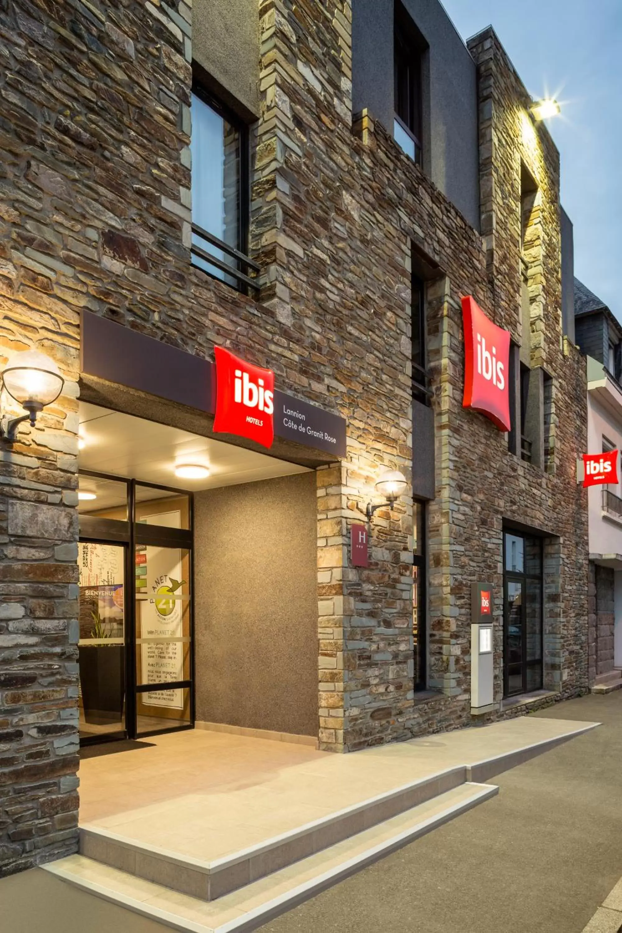 Facade/entrance, Property Building in ibis Lannion