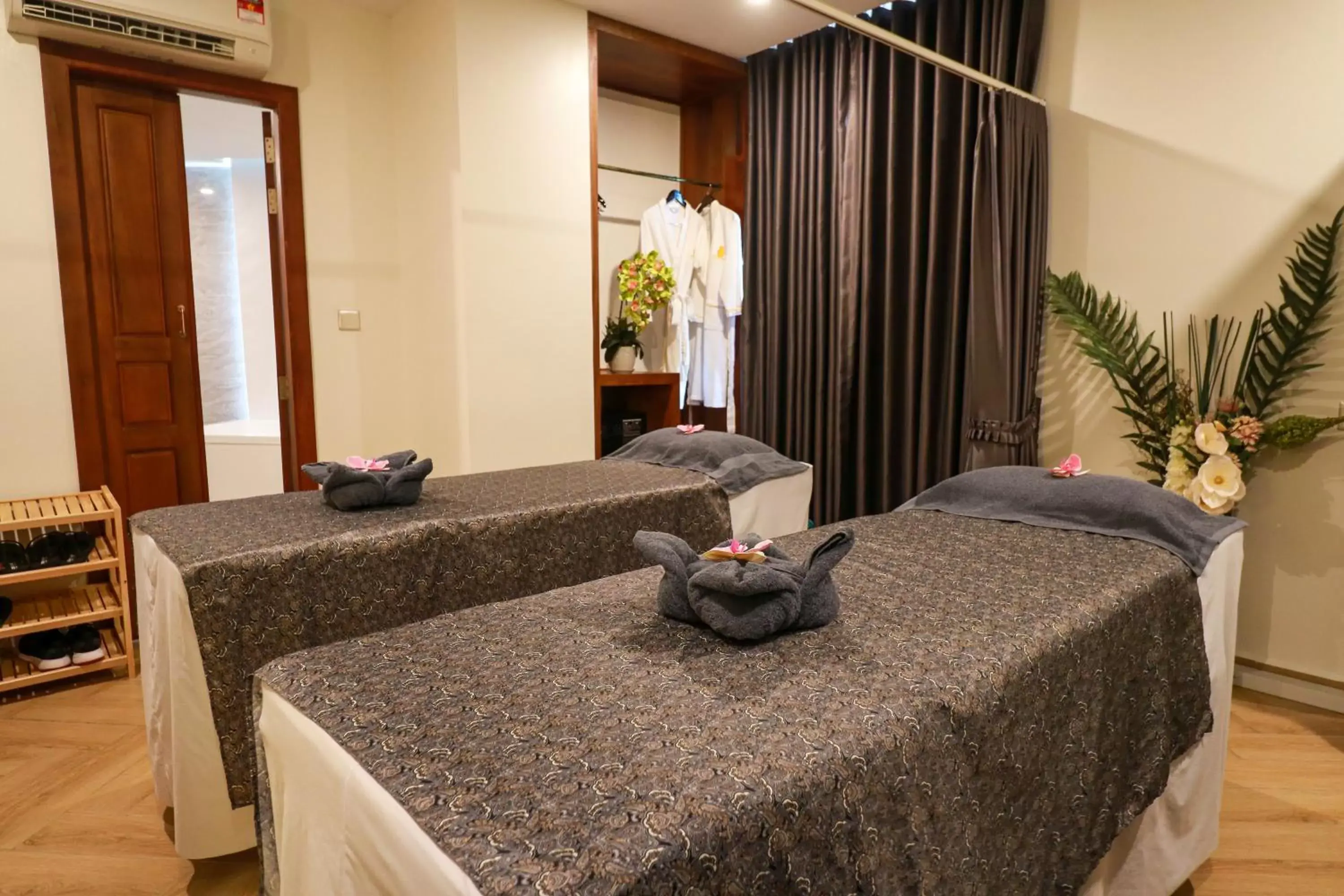 Massage in Mettavary Hotel