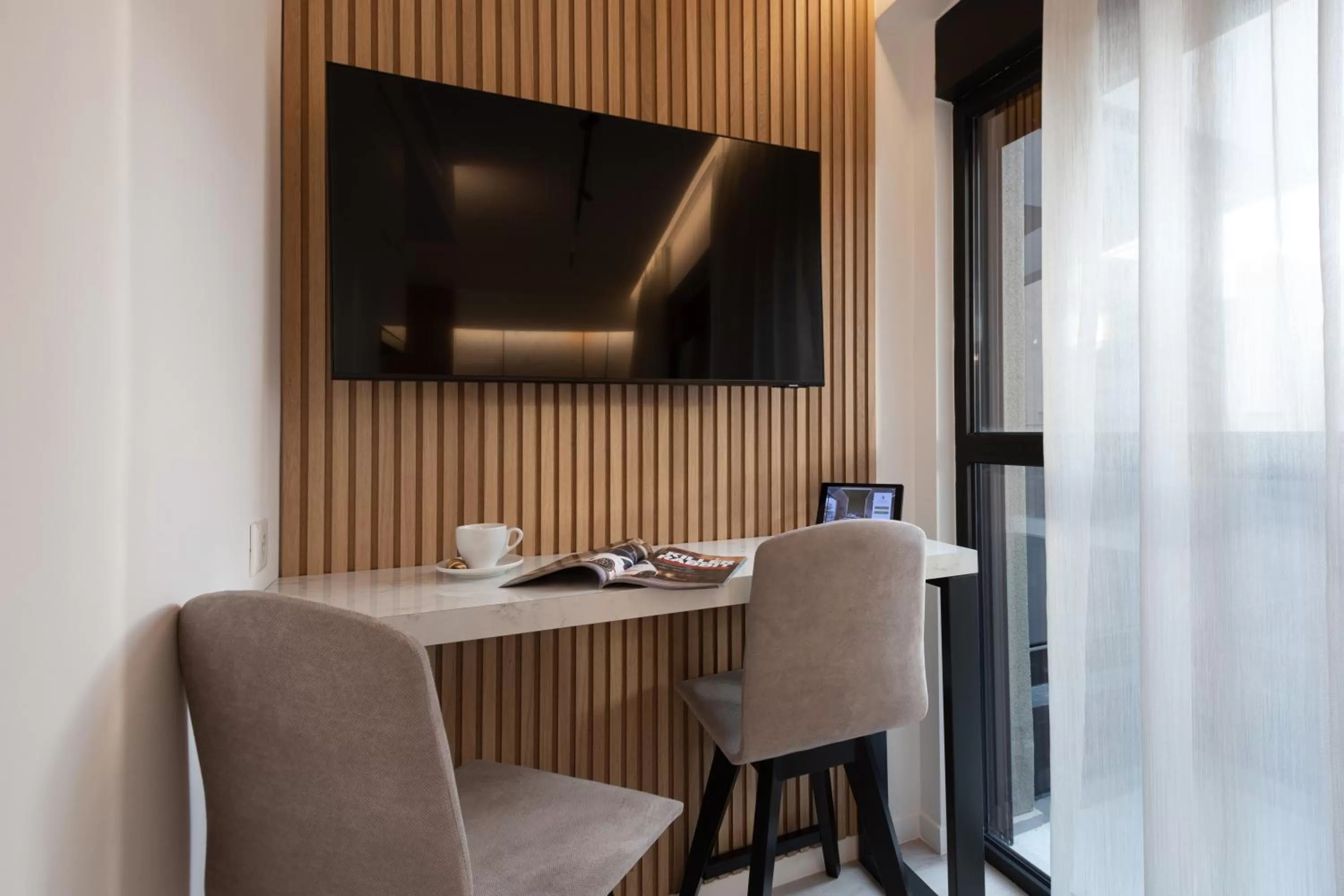 TV and multimedia in Incanto Boutique Suites - Neos Kosmos