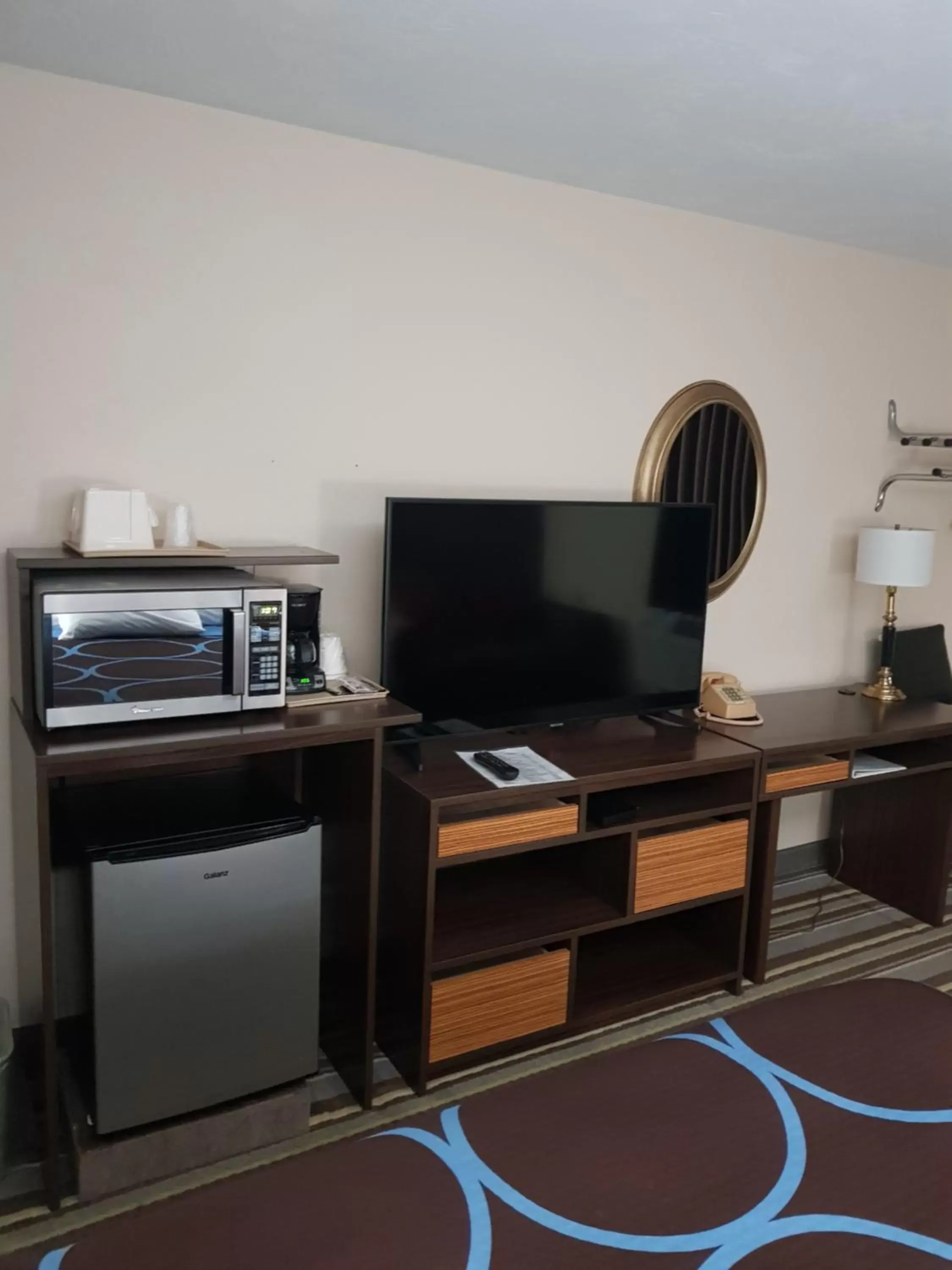 TV and multimedia, TV/Entertainment Center in Super 8 by Wyndham Shelton