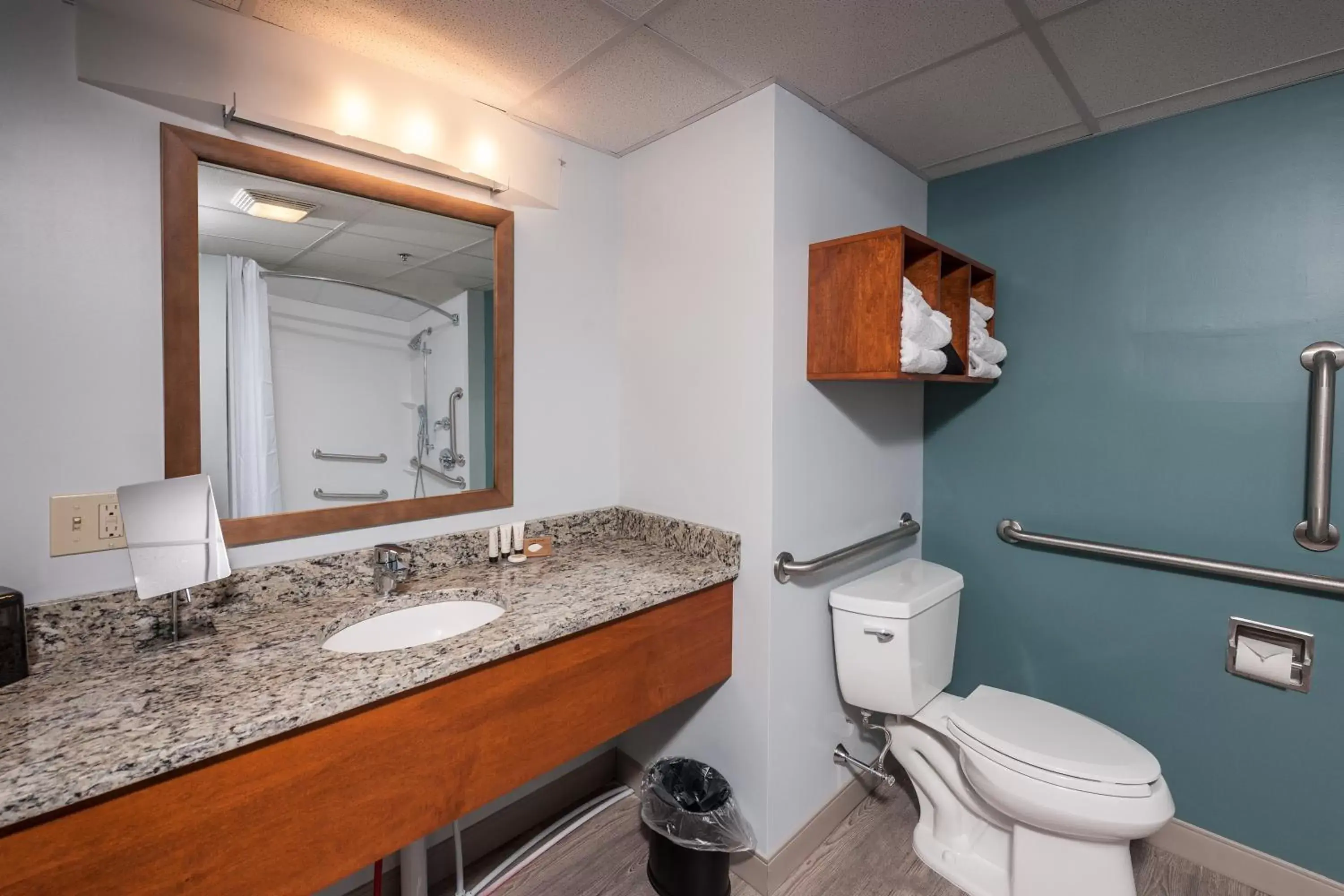 Bathroom in Rockland Harbor Hotel