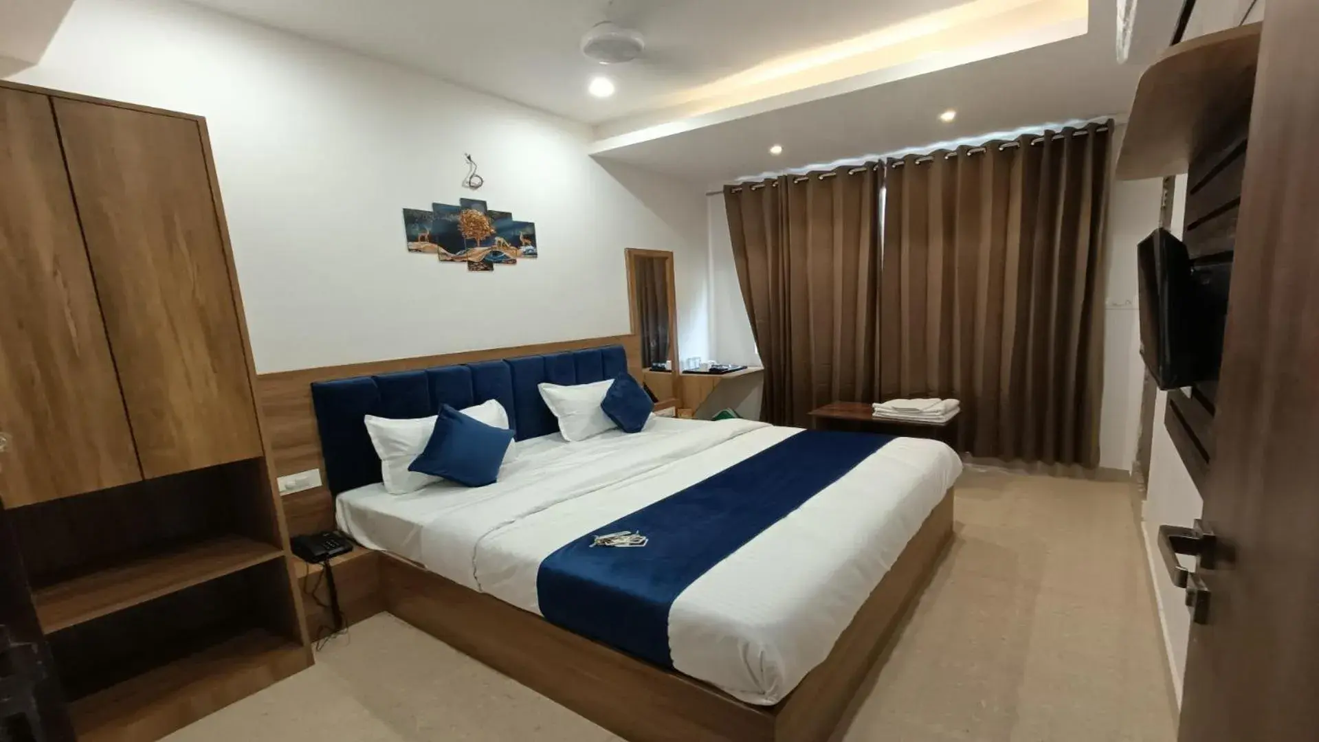 Deluxe Double Room (2 Adults + 1 Child) in Hotel Raas Inn, New Hotel Deluxe Double Room (2 Adults + 1 Child) in Hotel Raas Inn, New Hotel