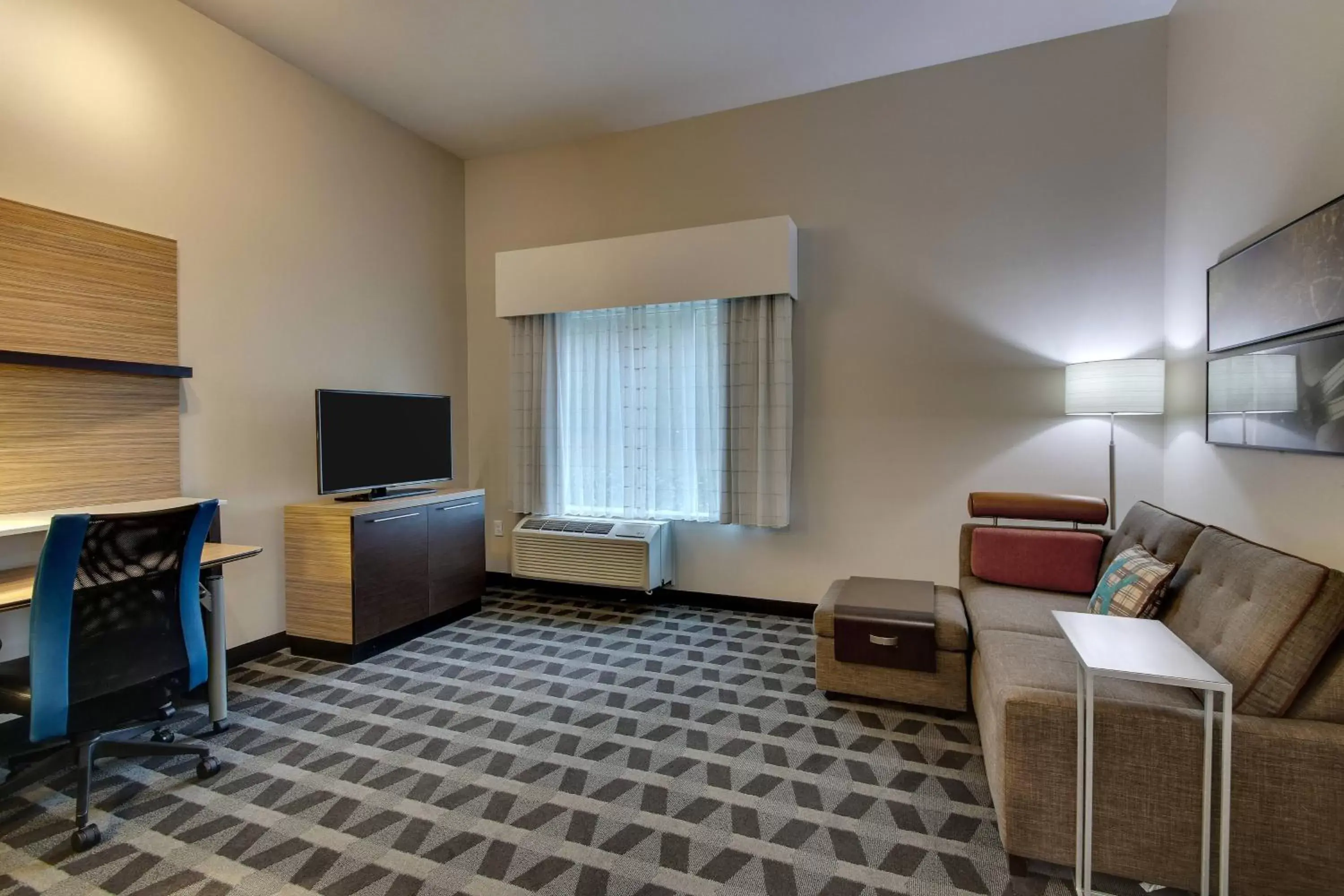 Living room, TV/Entertainment Center in TownePlace Suites by Marriott Mobile Saraland