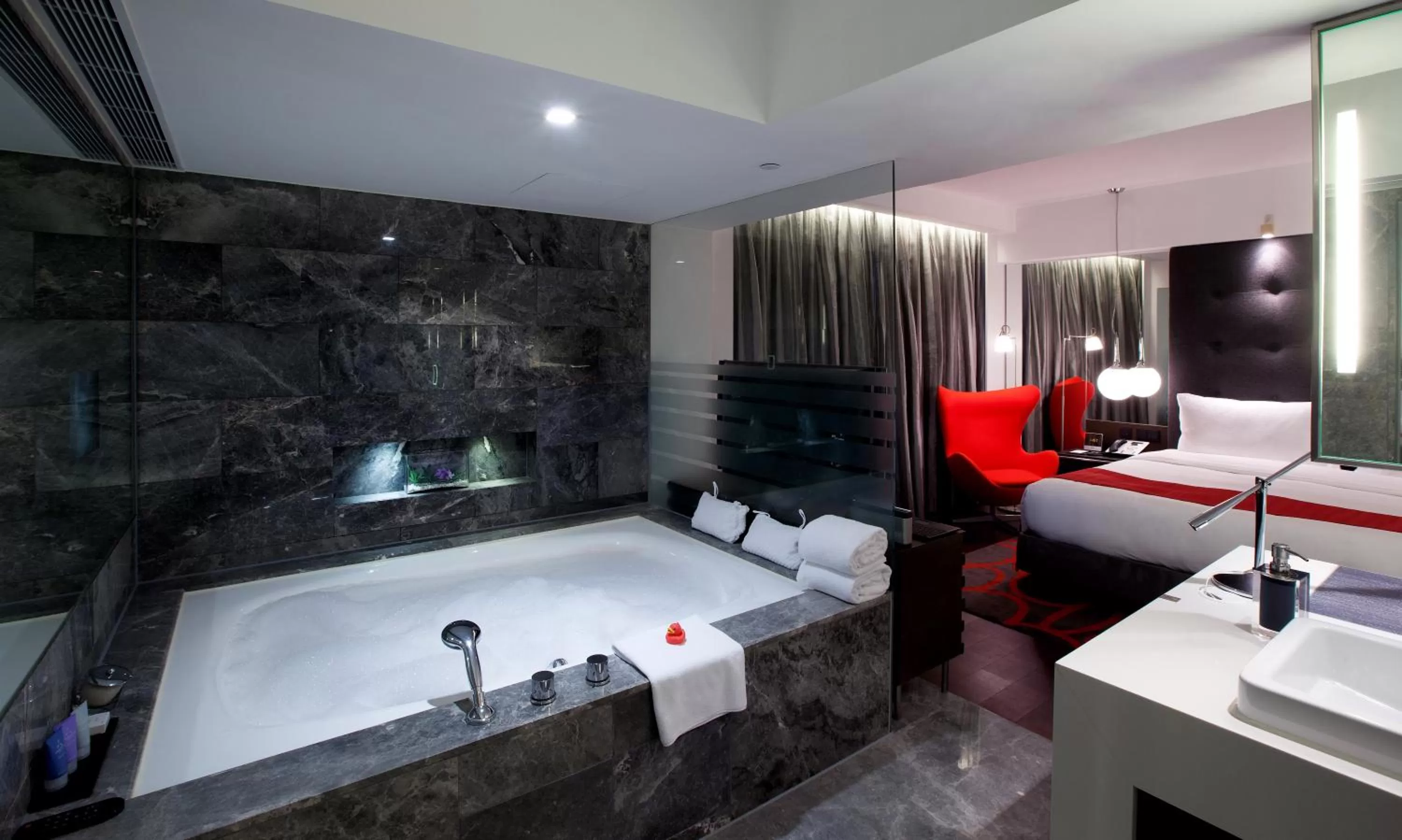 Bath, Bed in The Mira Hong Kong